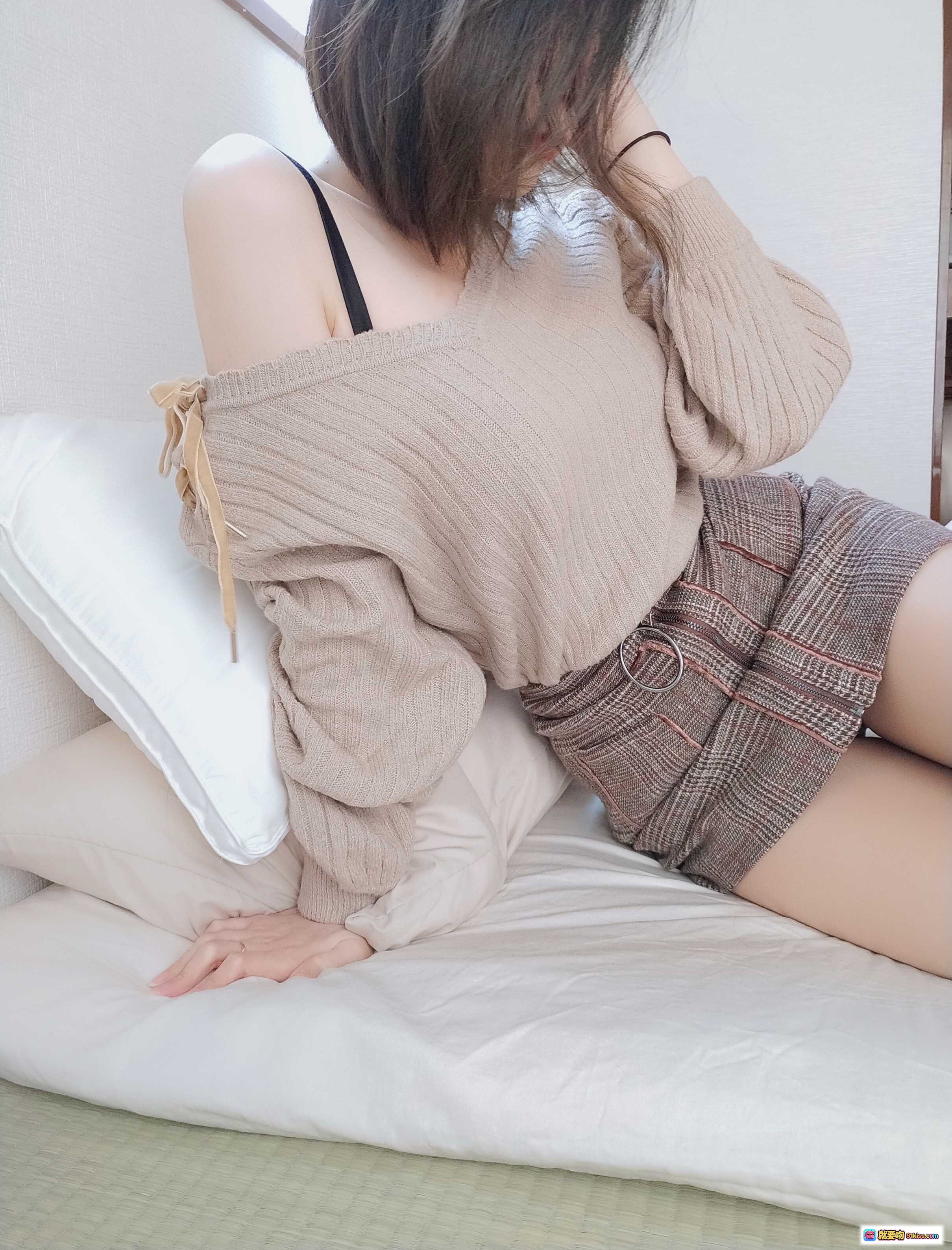 图片[3] - 甜美后辈日常穿搭：露肩针织衫+格纹短裙 温柔风少女写真图集 - 就要吻