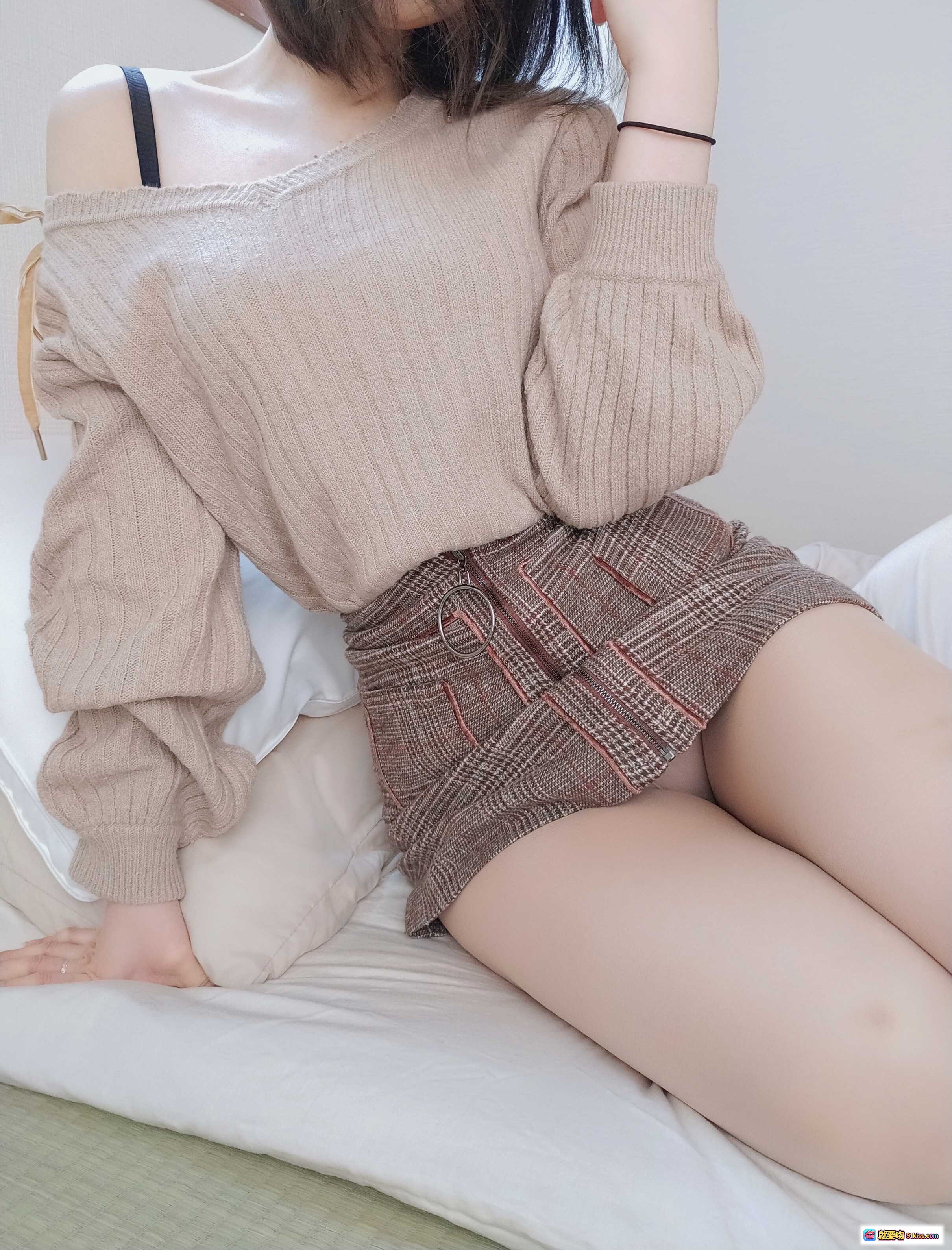 图片[1] - 甜美后辈日常穿搭：露肩针织衫+格纹短裙 温柔风少女写真图集 - 就要吻