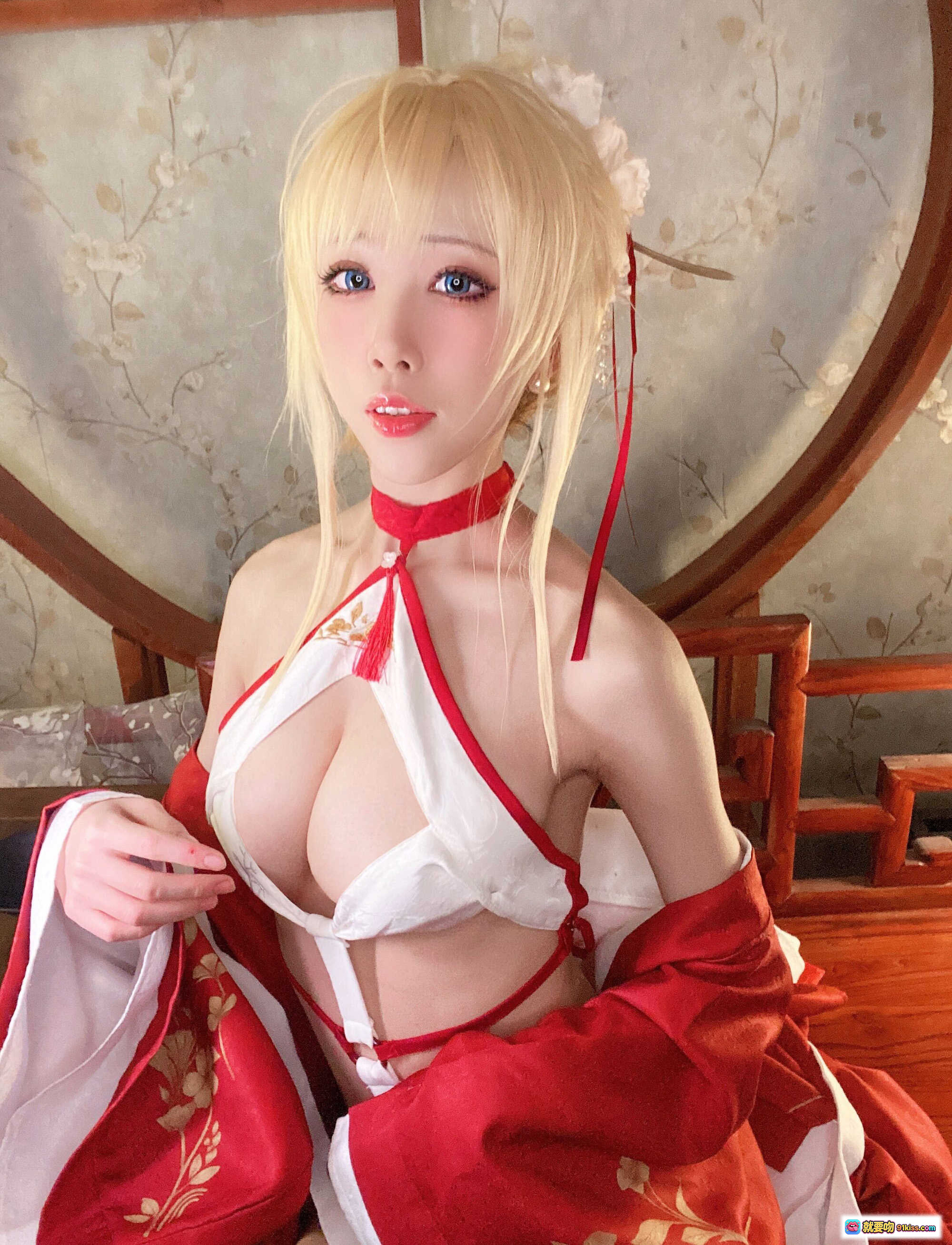 图片[7] - 水淼NO.080光荣cosplay写真｜金发蓝瞳少女｜红白吊带装｜古风室内场景｜精致妆容｜120P高清图集 - 就要吻