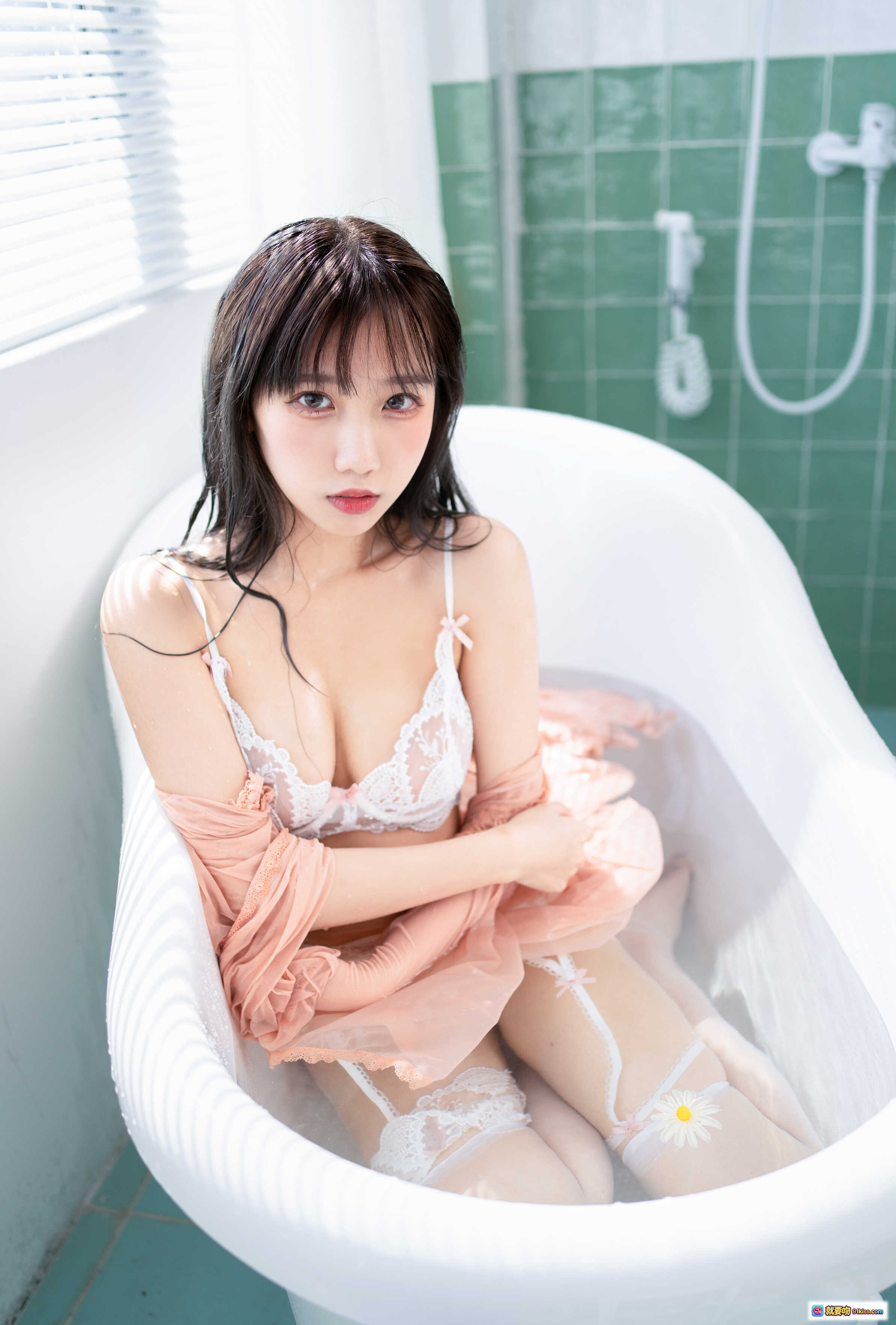 图片[1] - 果咩酱w NO.024 浴缸写真 白色蕾丝内衣 粉色薄纱 绿色瓷砖浴室 湿发少女 清新性感 25P高清图集 - 就要吻