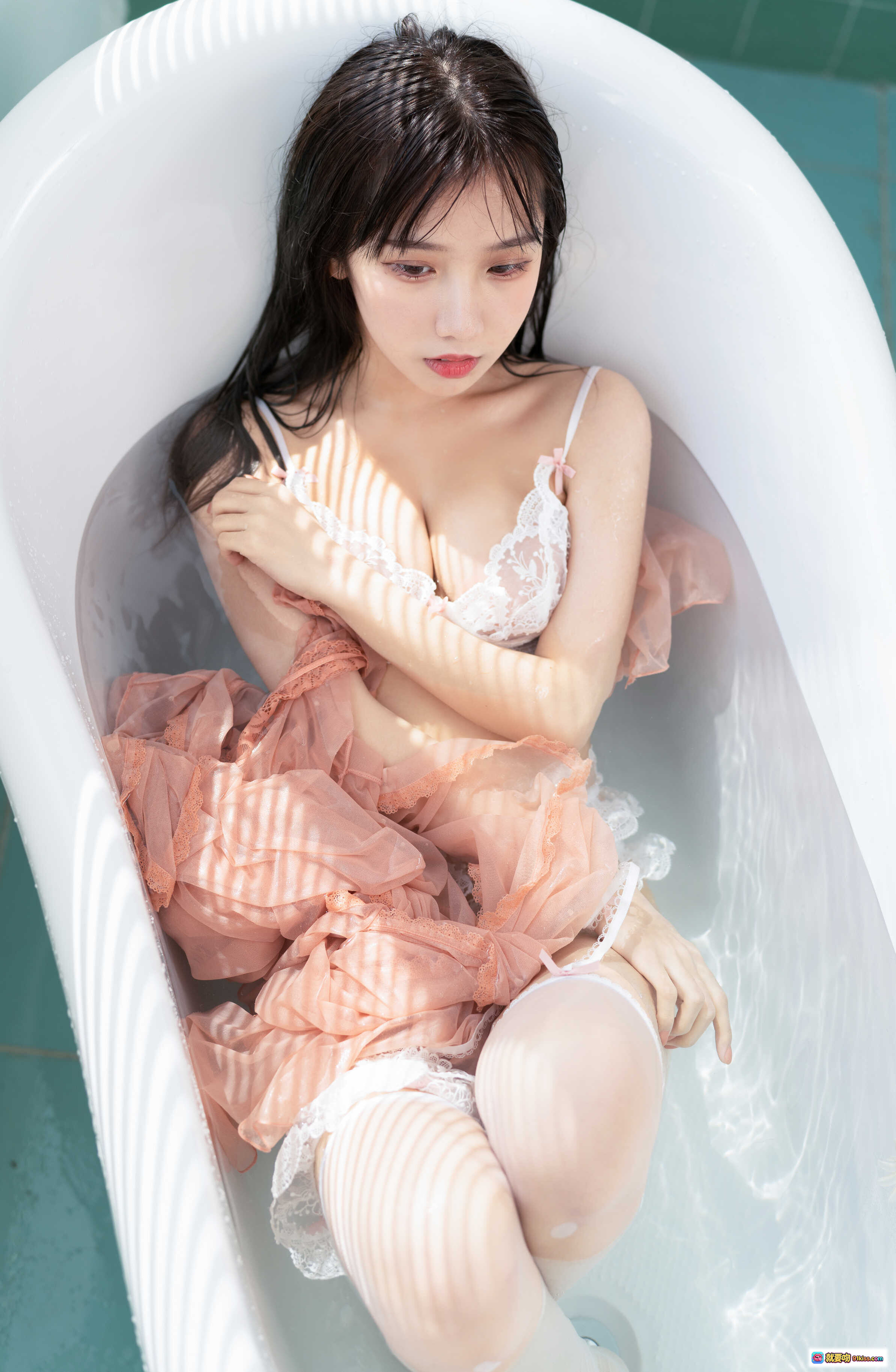 图片[2] - 果咩酱w NO.024 浴缸写真 白色蕾丝内衣 粉色薄纱 绿色瓷砖浴室 湿发少女 清新性感 25P高清图集 - 就要吻
