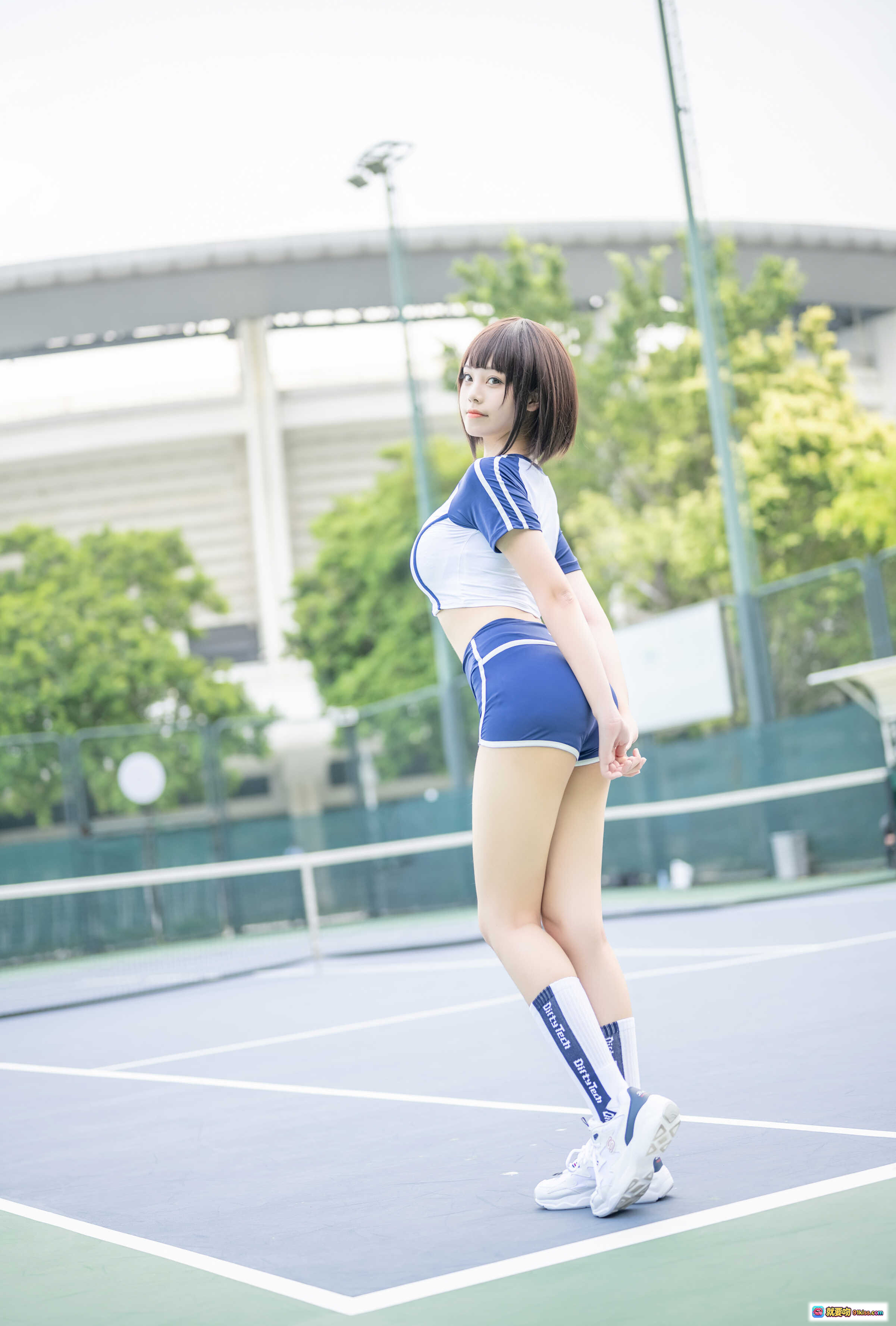 图片[3] - 蜜汁猫裘NO.066体操服写真 甜美短发少女蓝白运动风制服 白色过膝袜校园风高清图集 - 就要吻