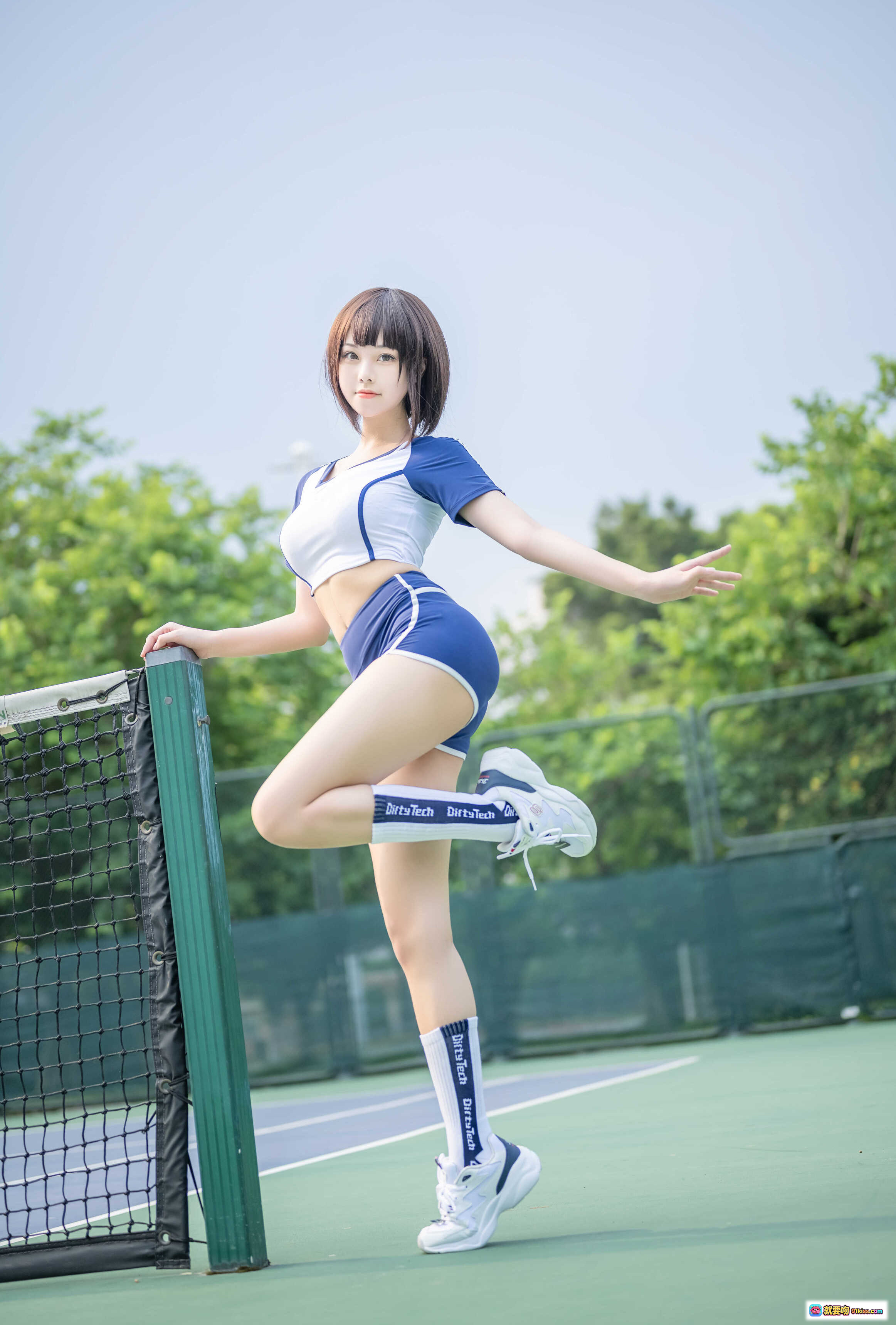 图片[10] - 蜜汁猫裘NO.066体操服写真 甜美短发少女蓝白运动风制服 白色过膝袜校园风高清图集 - 就要吻