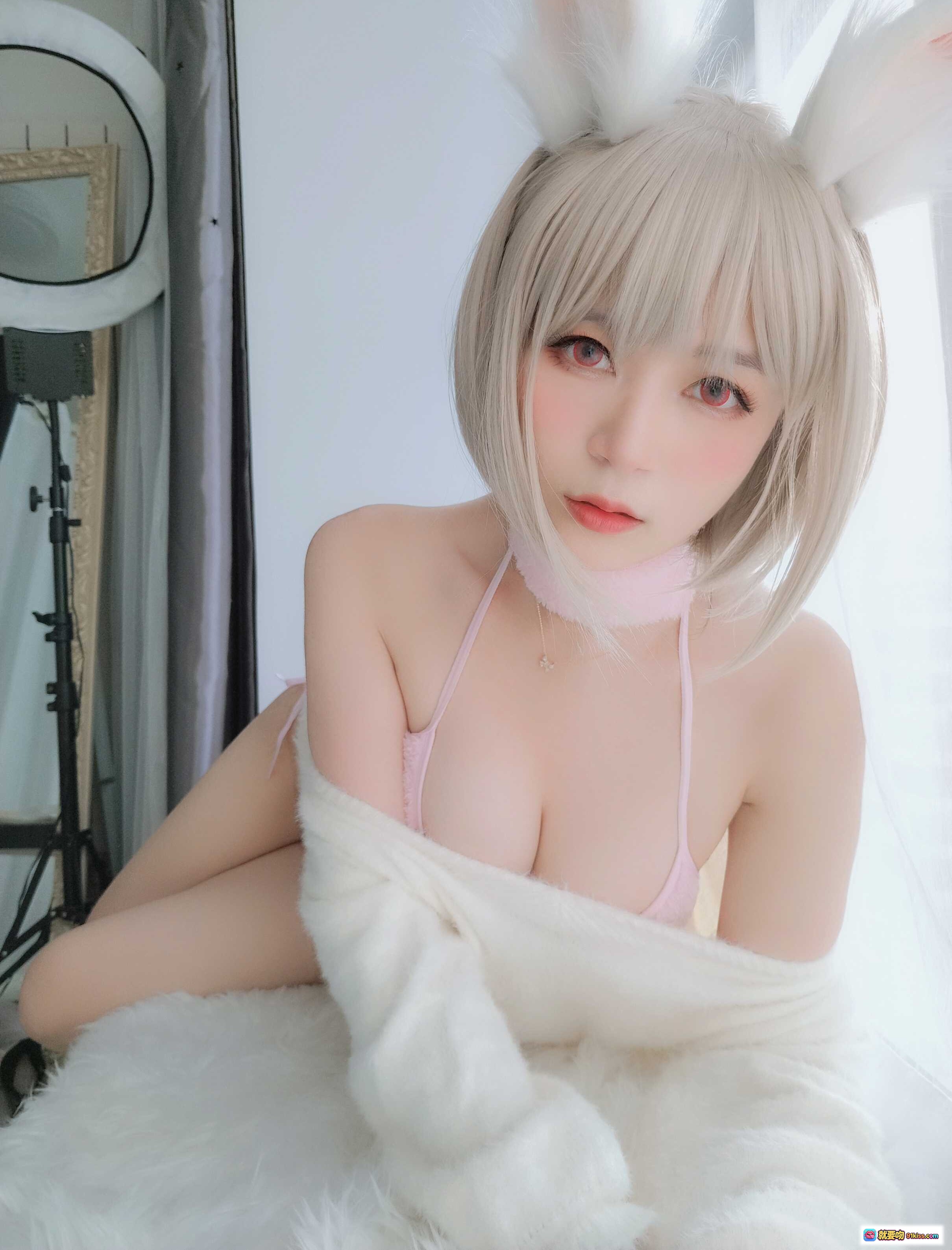 图片[2] - 白银81 NO.026 小白兔Cosplay写真｜兔耳少女居家萌态｜白色毛绒穿搭+粉色袜套｜窗边柔光美拍｜105P高清图集 - 就要吻
