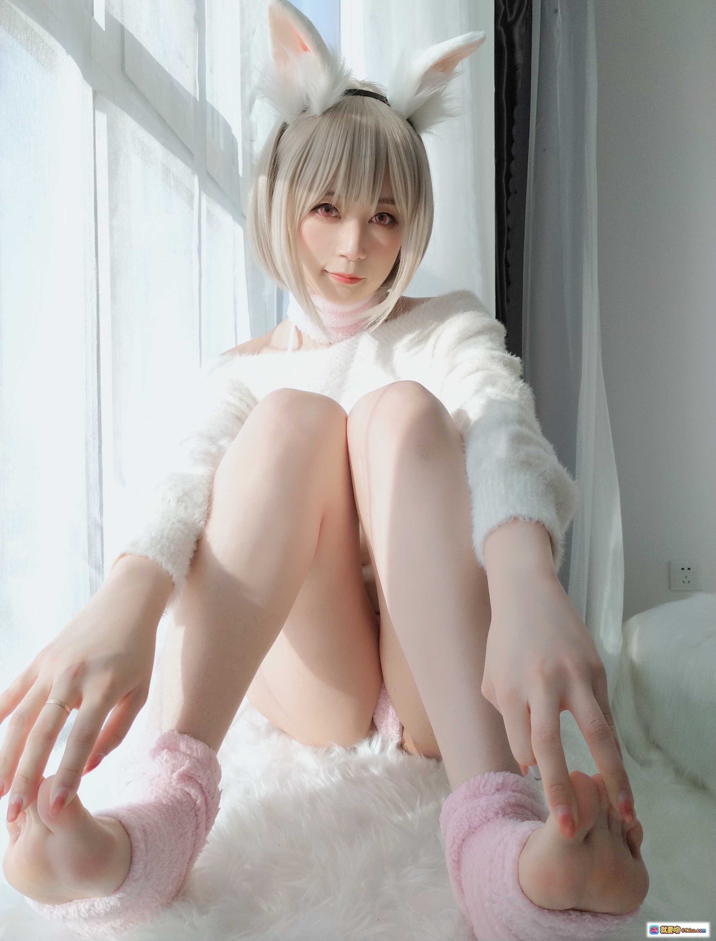 图片[1] - 白银81 NO.026 小白兔Cosplay写真｜兔耳少女居家萌态｜白色毛绒穿搭+粉色袜套｜窗边柔光美拍｜105P高清图集 - 就要吻
