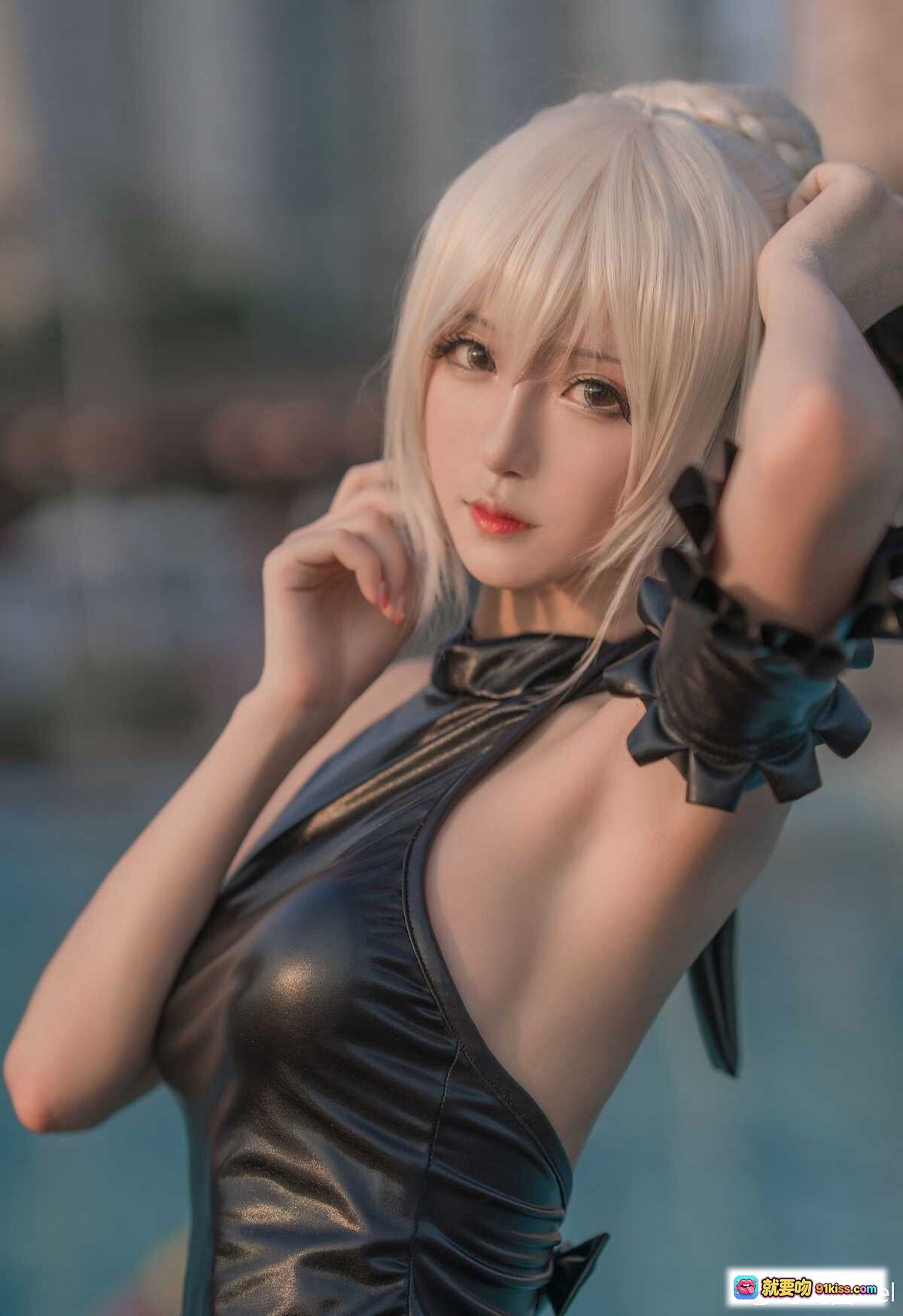图片[1] - 腐团儿黑泳装COS阿尔托莉雅_性感银发少女_精致妆容_皮质露背装_优雅姿势_高清写真 - 就要吻