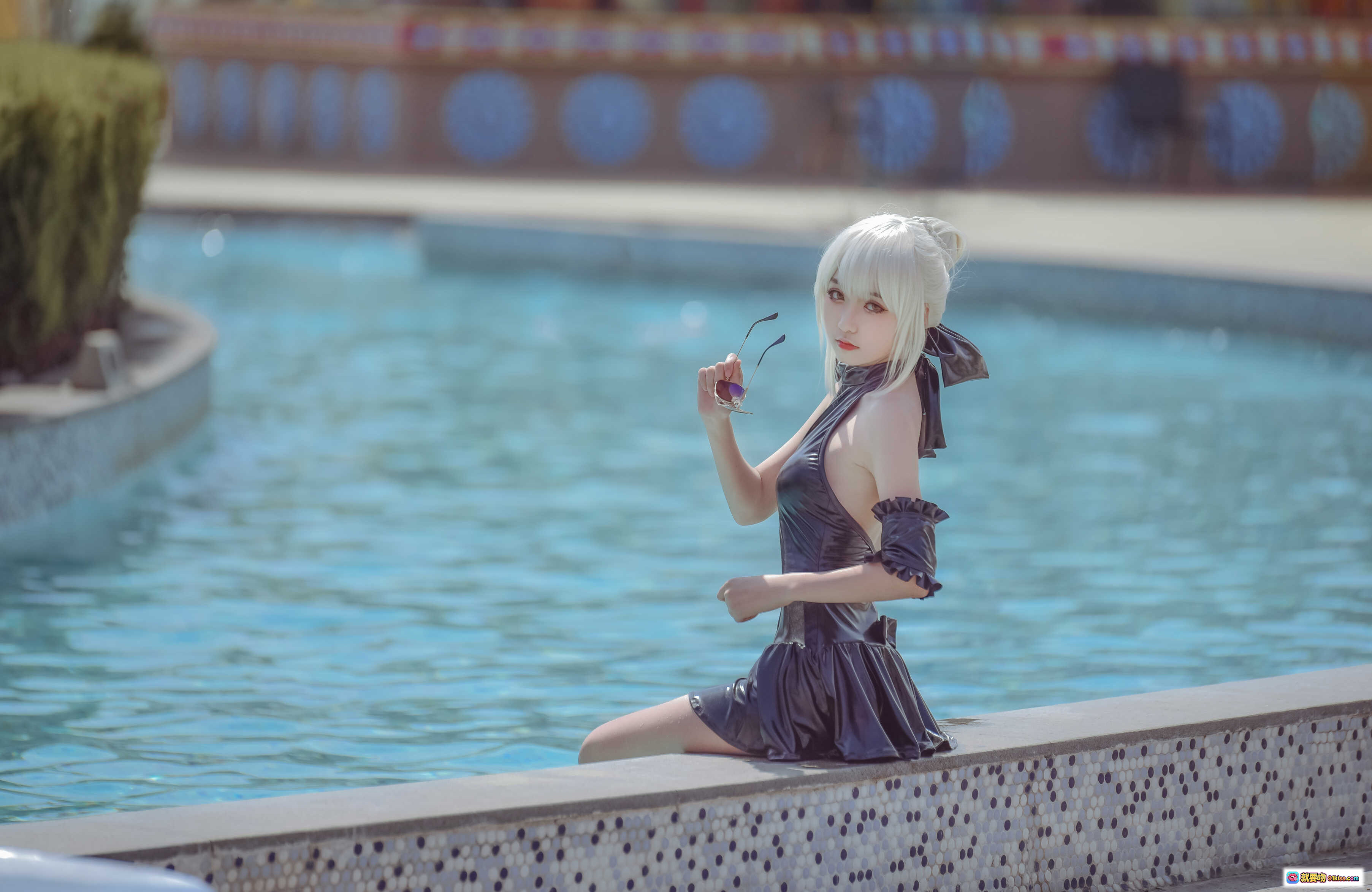 图片[4] - 腐团儿黑泳装COS阿尔托莉雅_性感银发少女_精致妆容_皮质露背装_优雅姿势_高清写真 - 就要吻