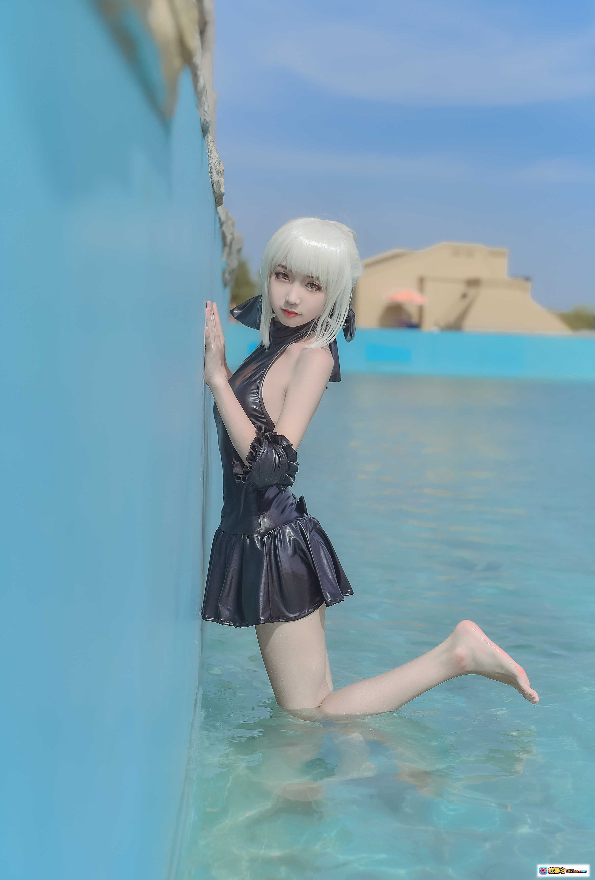 图片[10] - 腐团儿黑泳装COS阿尔托莉雅_性感银发少女_精致妆容_皮质露背装_优雅姿势_高清写真 - 就要吻