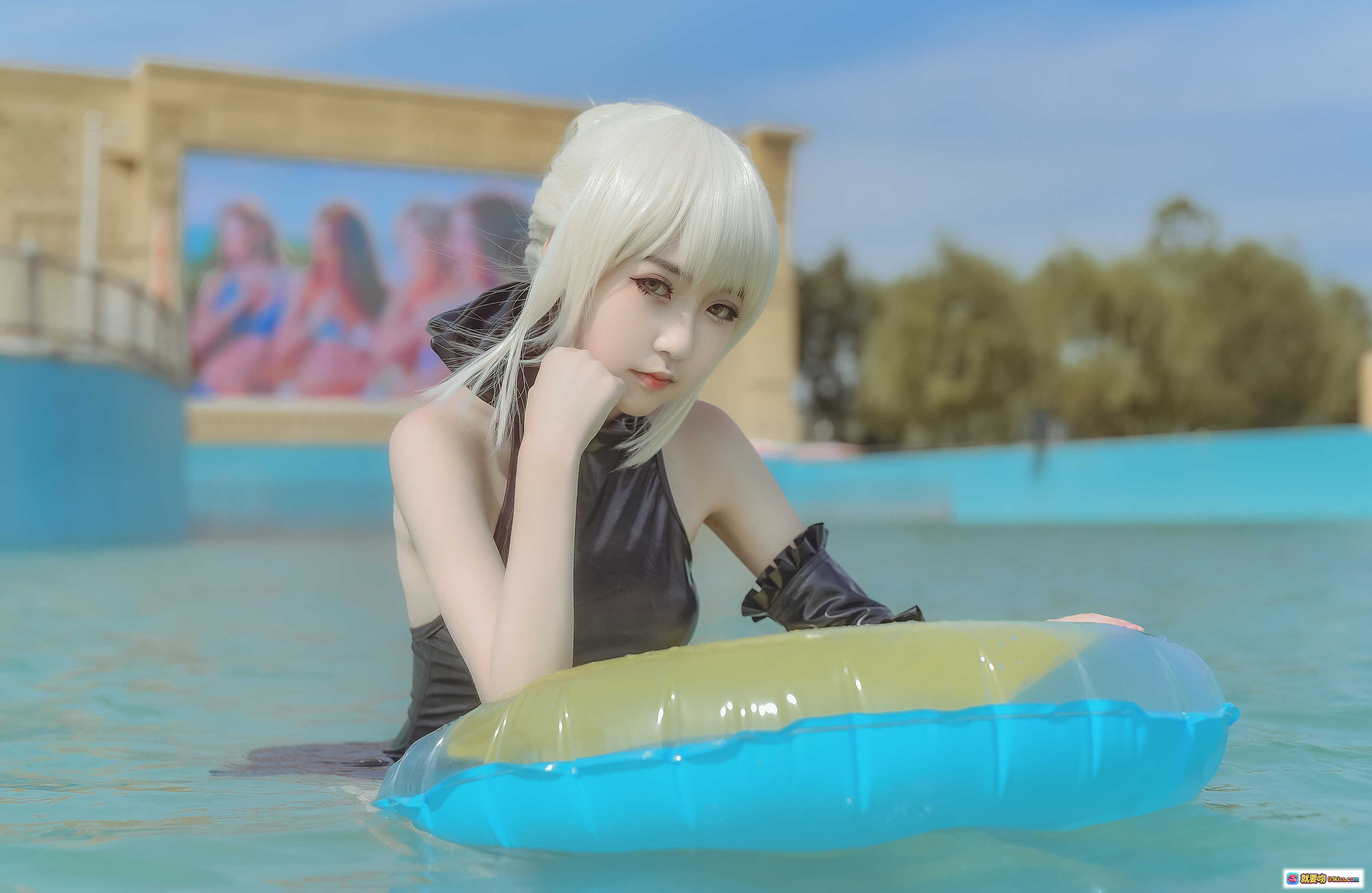 图片[7] - 腐团儿黑泳装COS阿尔托莉雅_性感银发少女_精致妆容_皮质露背装_优雅姿势_高清写真 - 就要吻