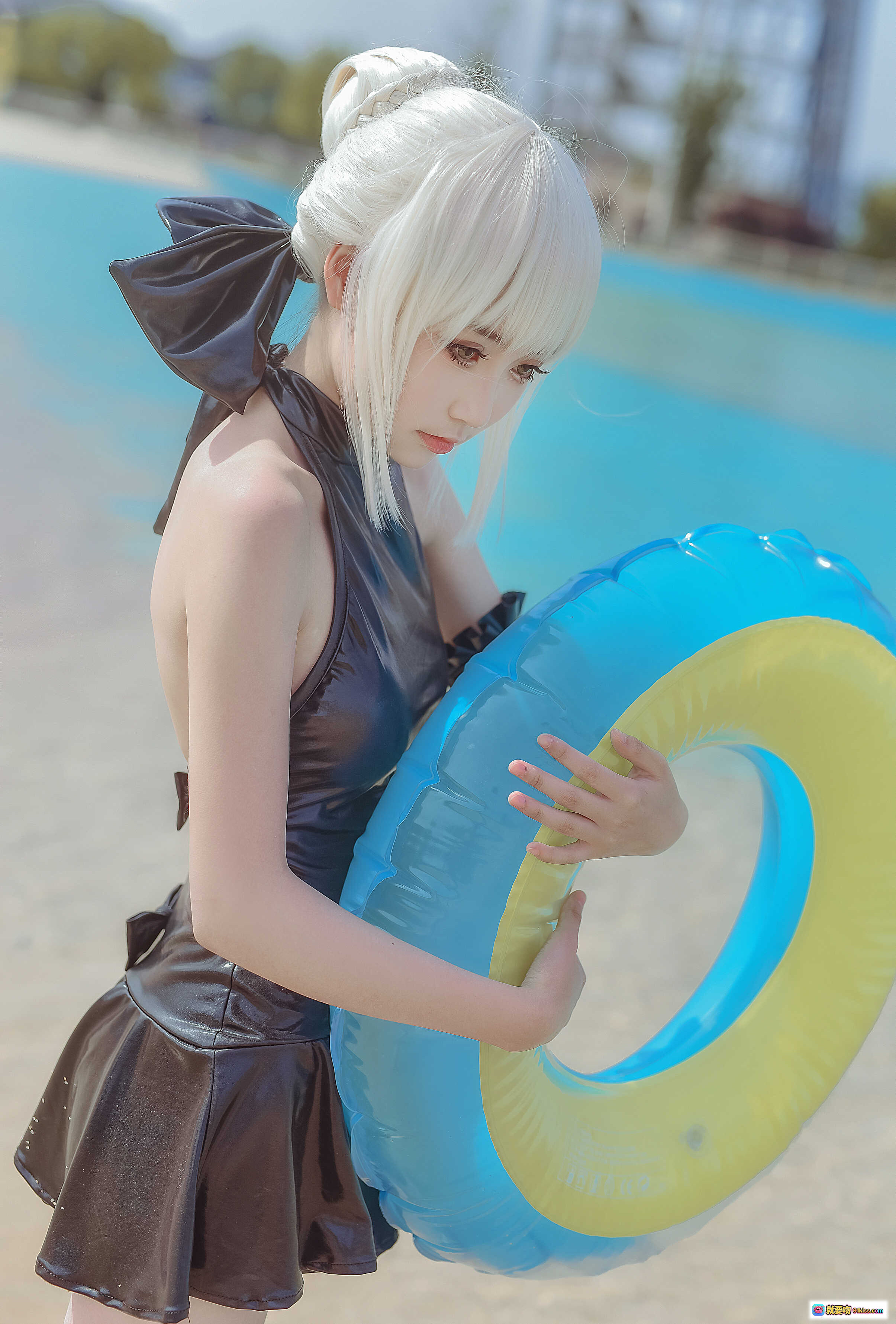 图片[9] - 腐团儿黑泳装COS阿尔托莉雅_性感银发少女_精致妆容_皮质露背装_优雅姿势_高清写真 - 就要吻