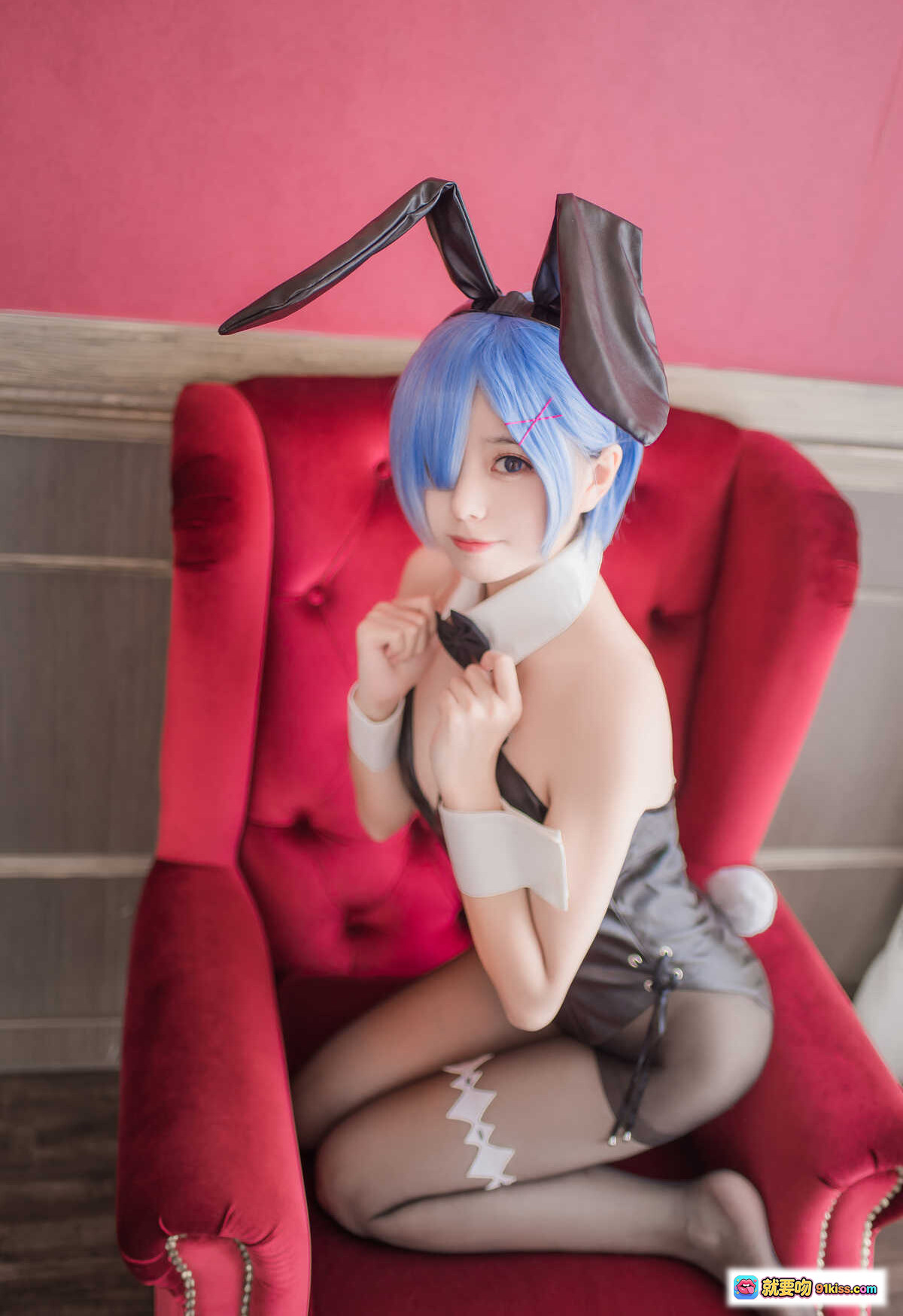 图片[2] - 小野妹子W NO.023 蕾姆Cosplay 黑丝兔女郎 蓝发少女 白领结 黑皮衣 红沙发写真 9P高清图集 - 就要吻