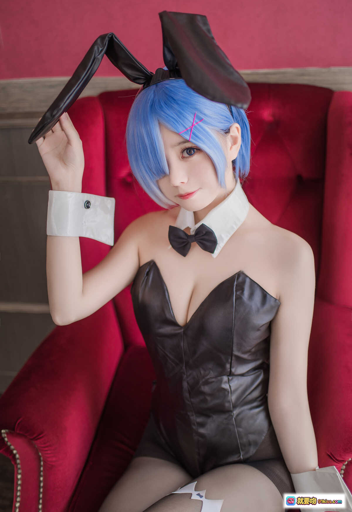 图片[1] - 小野妹子W NO.023 蕾姆Cosplay 黑丝兔女郎 蓝发少女 白领结 黑皮衣 红沙发写真 9P高清图集 - 就要吻