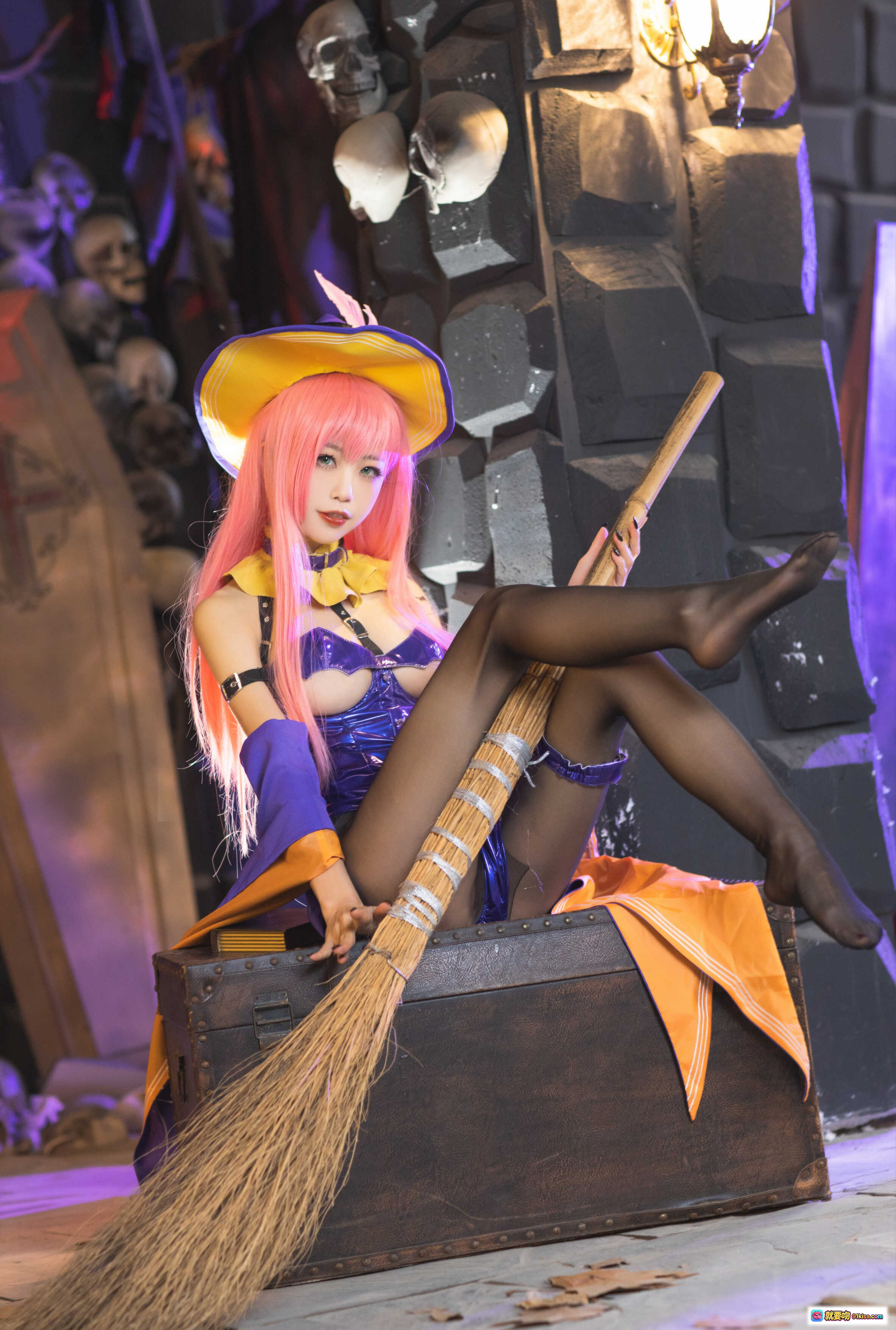 图片[4] - 水淼NO.019孟菲斯Cosplay写真｜粉发少女紫蓝战衣黑丝美腿｜彩色玻璃背景性感坐姿31P高清图集 - 就要吻