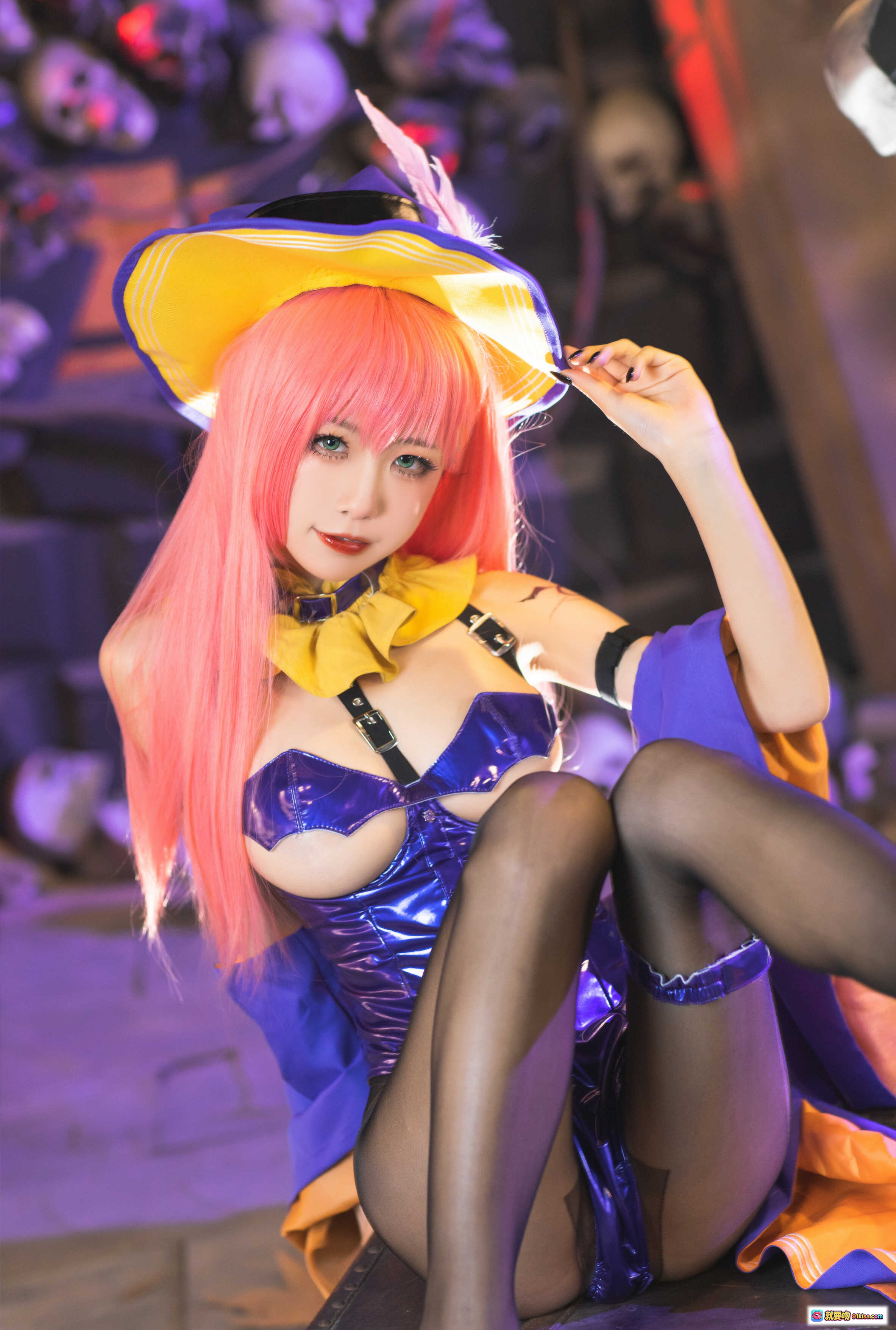 图片[9] - 水淼NO.019孟菲斯Cosplay写真｜粉发少女紫蓝战衣黑丝美腿｜彩色玻璃背景性感坐姿31P高清图集 - 就要吻