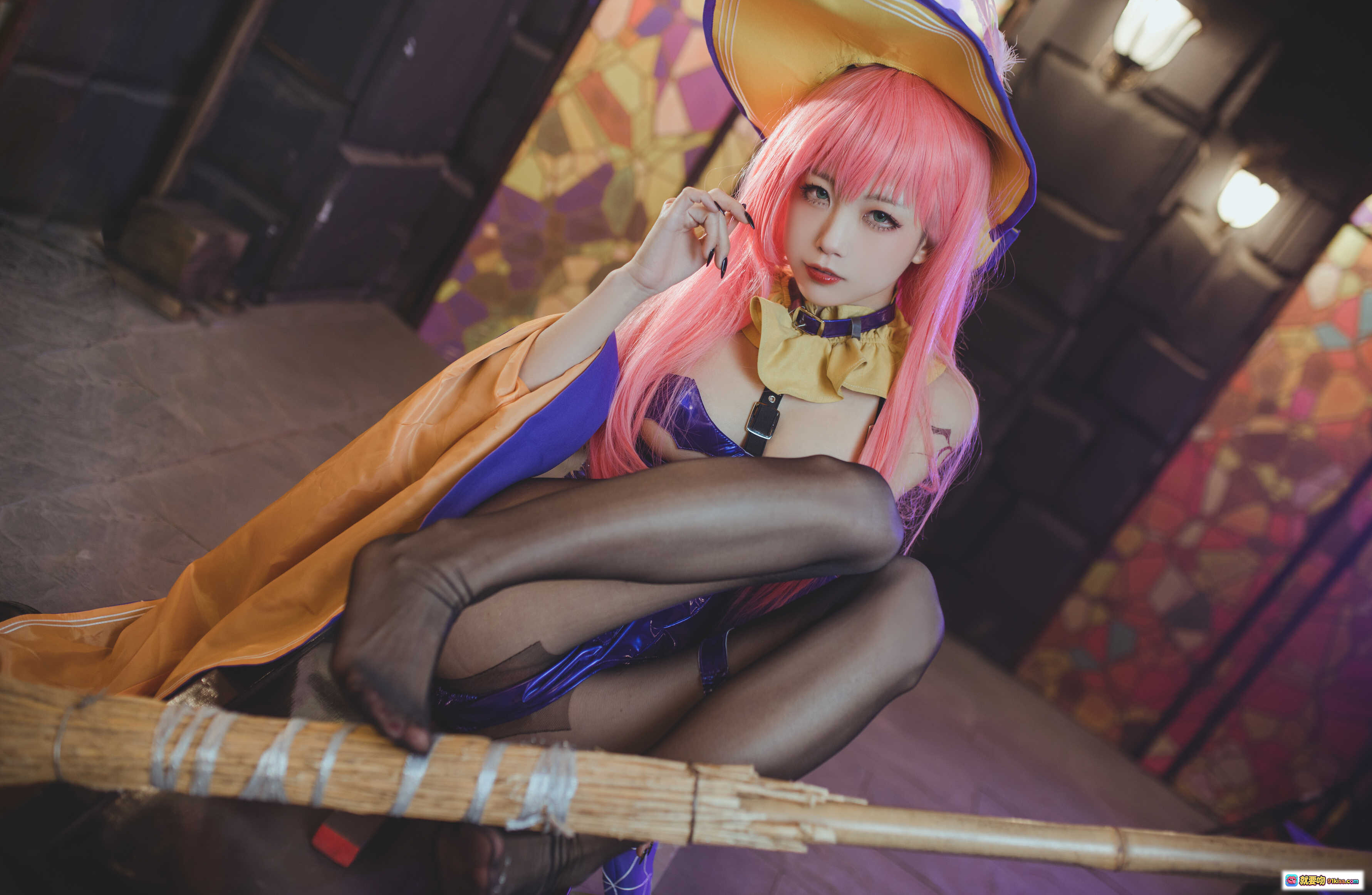 图片[5] - 水淼NO.019孟菲斯Cosplay写真｜粉发少女紫蓝战衣黑丝美腿｜彩色玻璃背景性感坐姿31P高清图集 - 就要吻