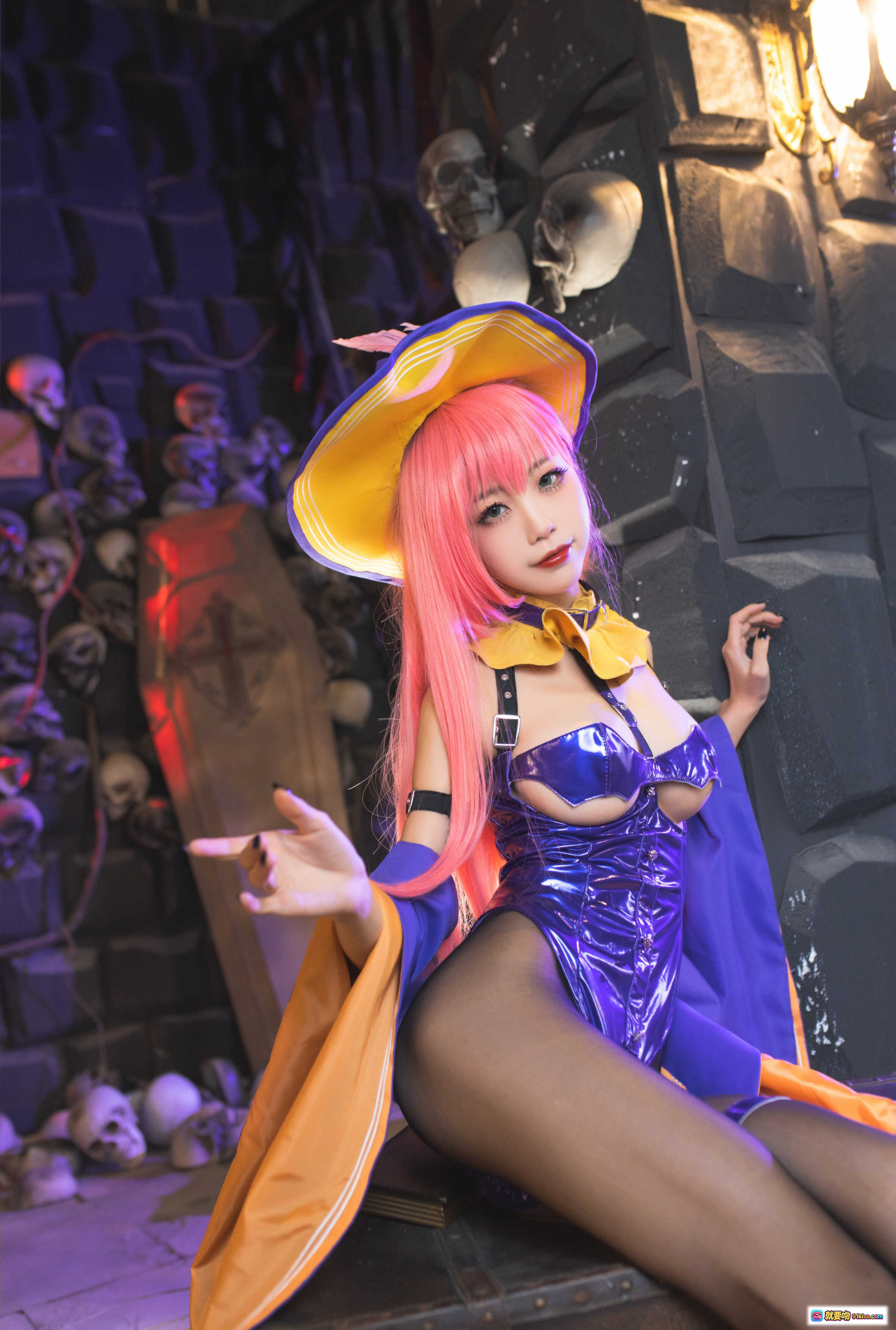 图片[8] - 水淼NO.019孟菲斯Cosplay写真｜粉发少女紫蓝战衣黑丝美腿｜彩色玻璃背景性感坐姿31P高清图集 - 就要吻