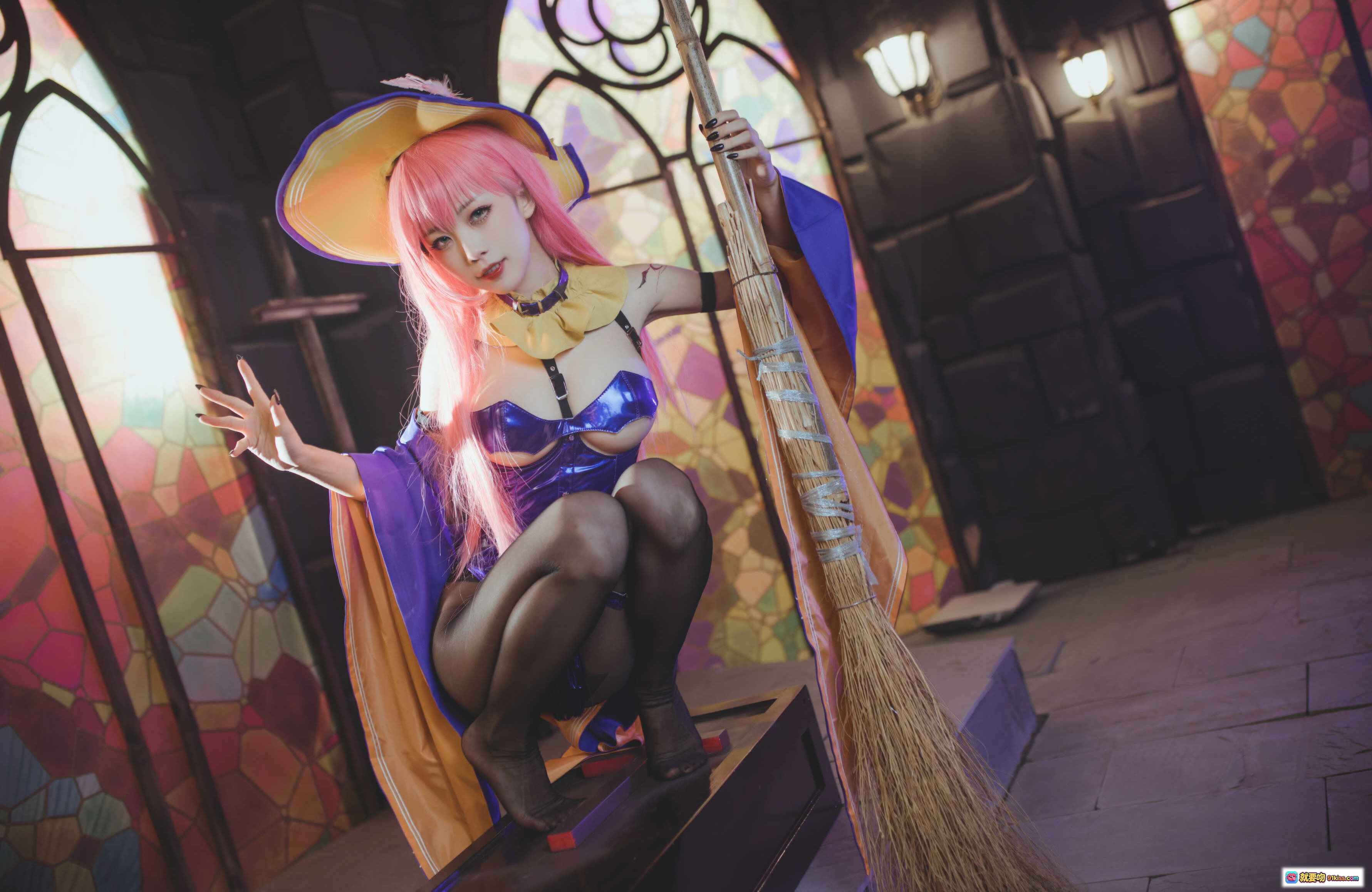 图片[10] - 水淼NO.019孟菲斯Cosplay写真｜粉发少女紫蓝战衣黑丝美腿｜彩色玻璃背景性感坐姿31P高清图集 - 就要吻