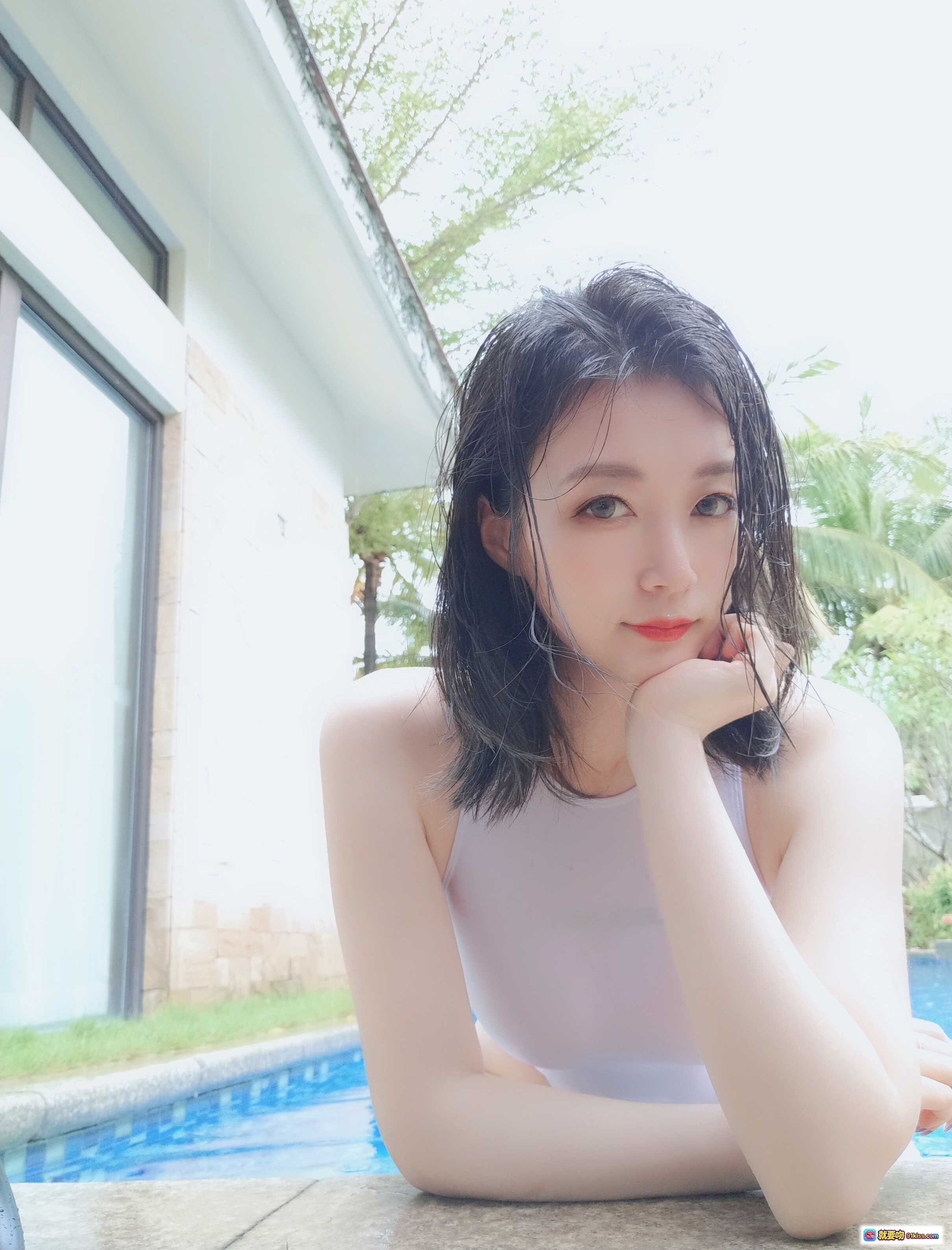 图片[4] - 白银81 NO.037 白色竞泳泳装美女泳池写真 闭眼倚边湿发清新自然风 - 就要吻