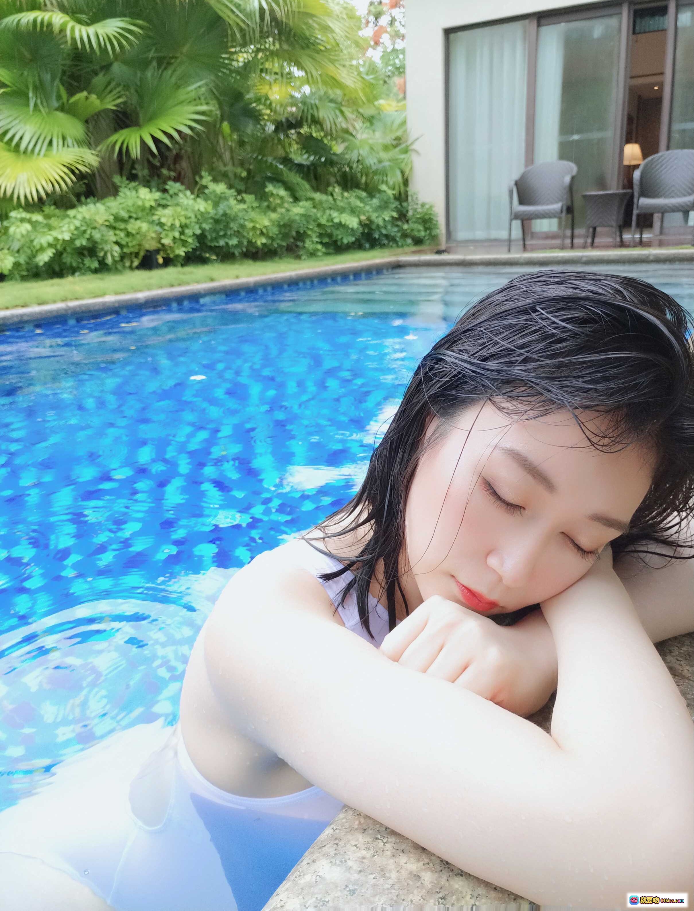 图片[1] - 白银81 NO.037 白色竞泳泳装美女泳池写真 闭眼倚边湿发清新自然风 - 就要吻