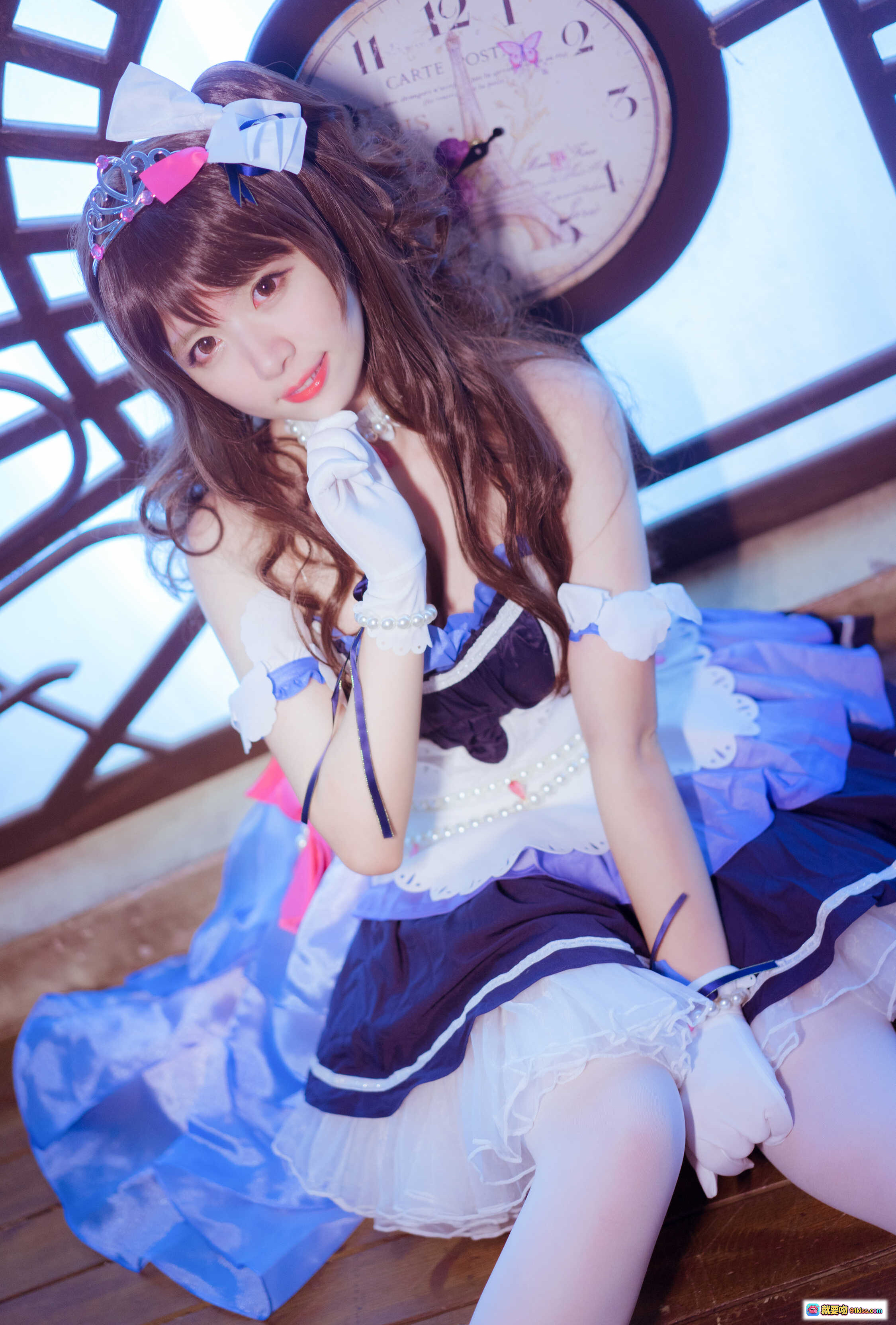 图片[2] - 闪月半NO.008岛村卯月cosplay写真｜蓝白洛丽塔裙装+珍珠配饰+爱心手势+甜美少女风 - 就要吻