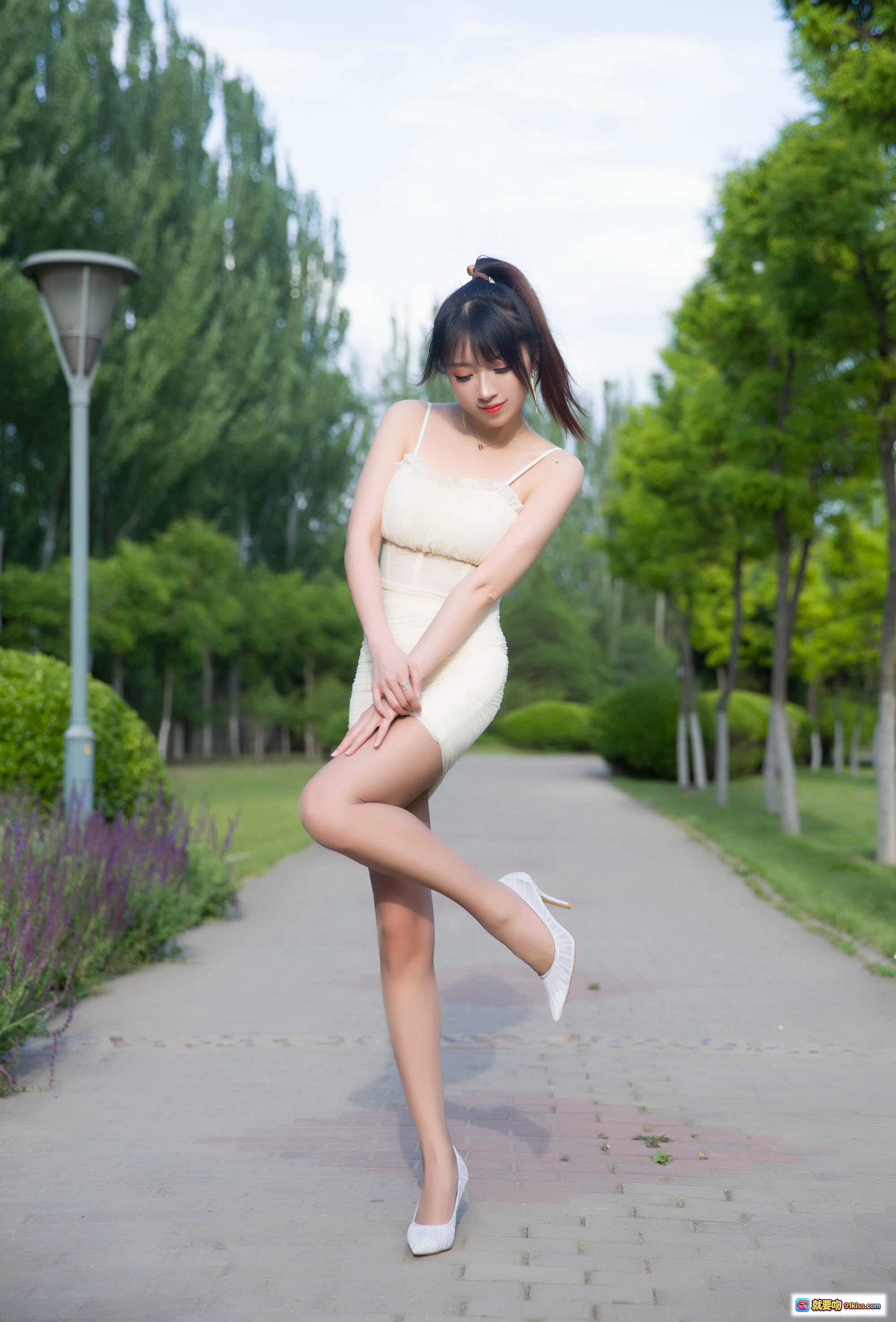 图片[4] - 小女巫露娜NO.025户外写真｜小米裙少女草地坐姿清新自然美腿白丝穿搭 - 就要吻