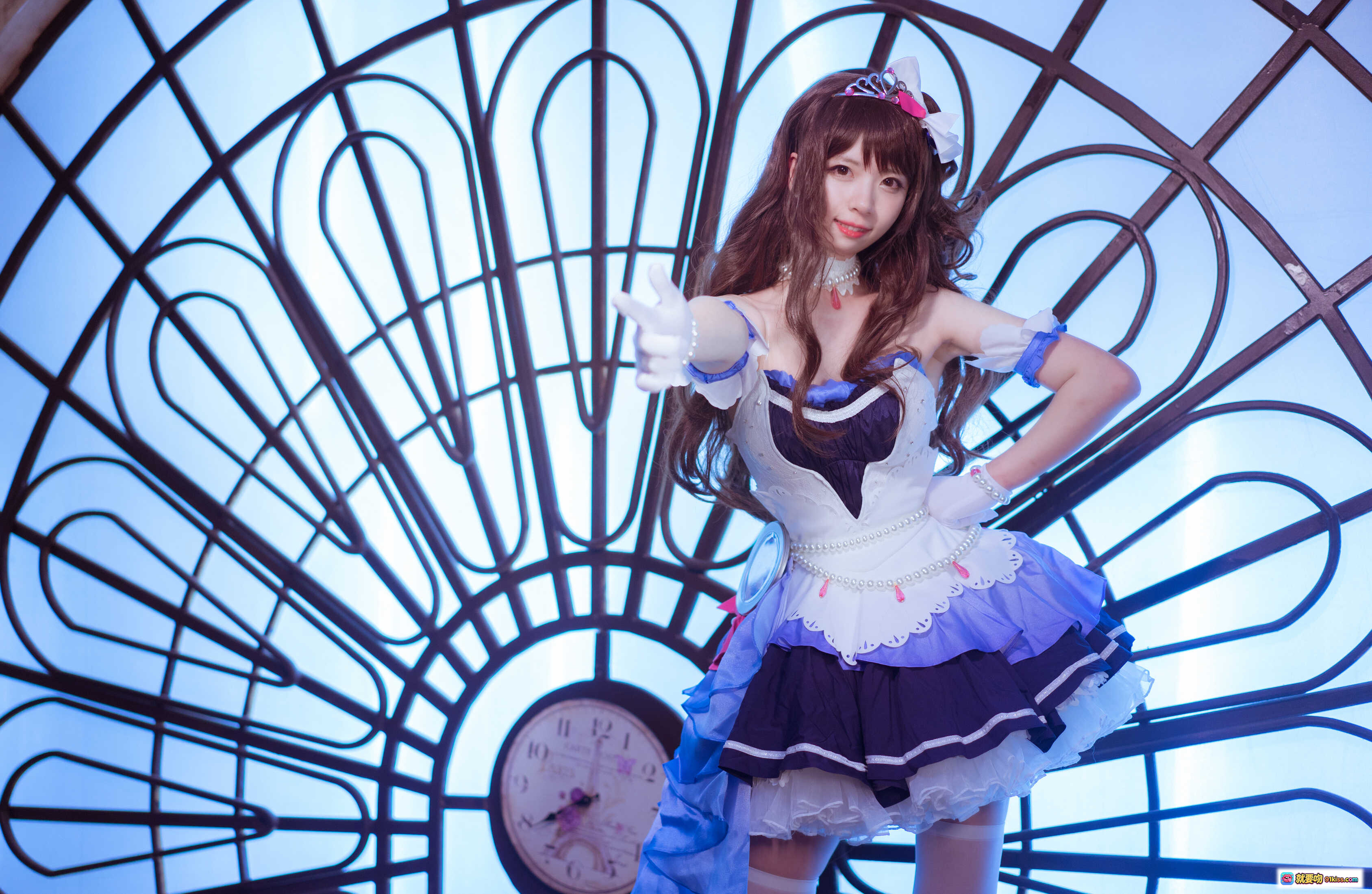 图片[8] - 闪月半NO.008岛村卯月cosplay写真｜蓝白洛丽塔裙装+珍珠配饰+爱心手势+甜美少女风 - 就要吻