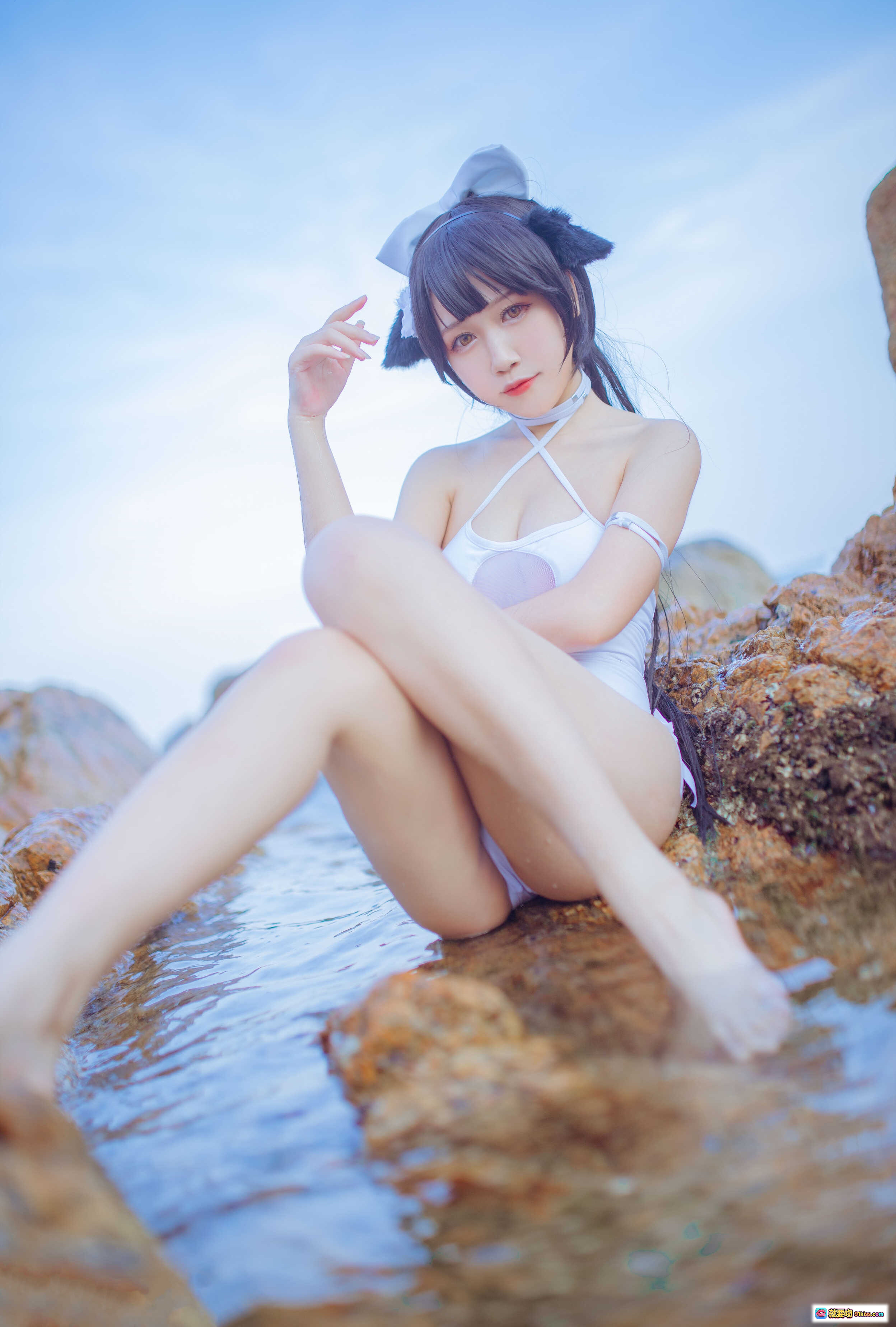 图片[1] - 抖娘利世NO.006海边泳装写真｜不呆猫联名獒犬角色扮演｜白色比基尼岩石海岸拍摄｜41P高清图集 - 就要吻