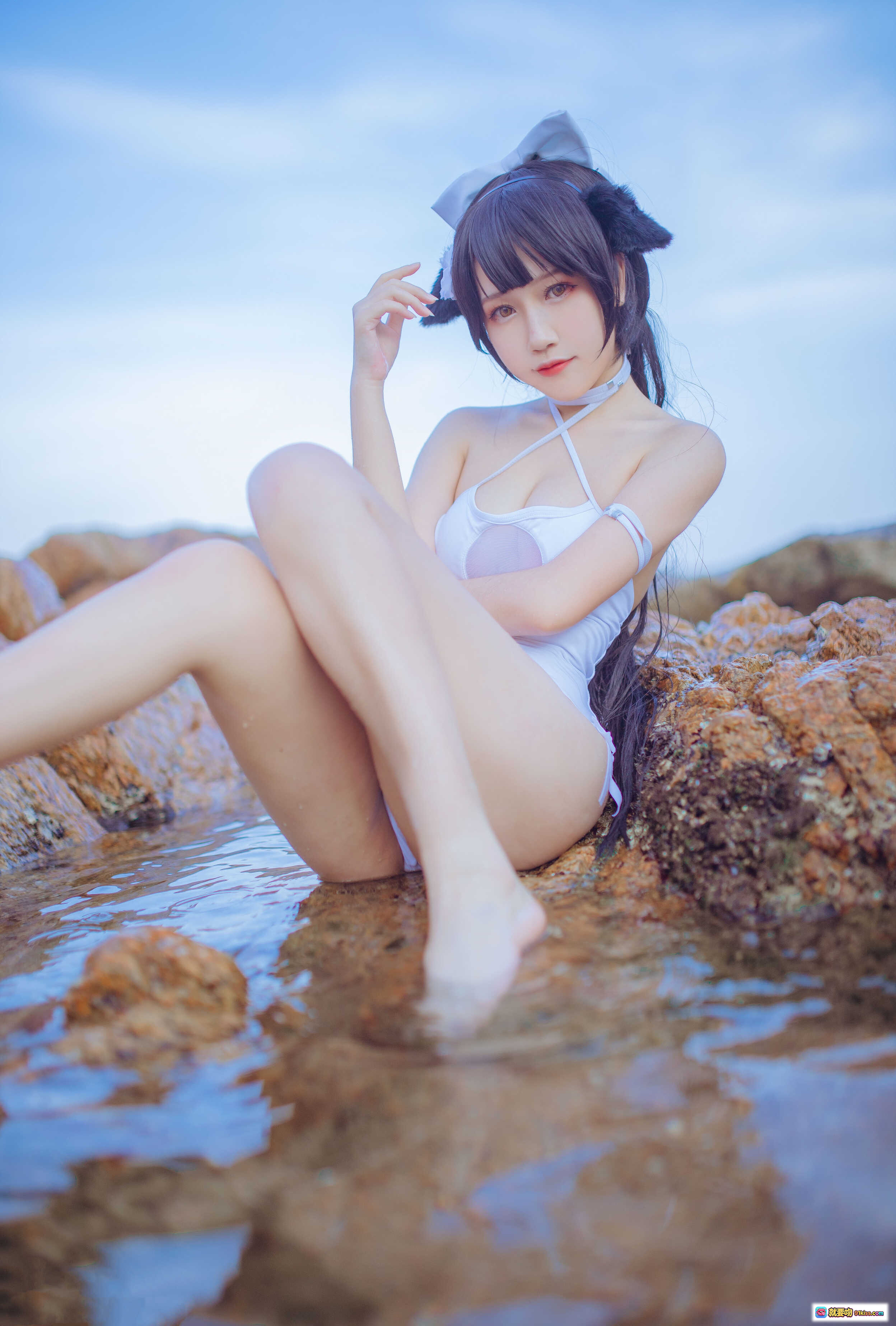 图片[9] - 抖娘利世NO.006海边泳装写真｜不呆猫联名獒犬角色扮演｜白色比基尼岩石海岸拍摄｜41P高清图集 - 就要吻
