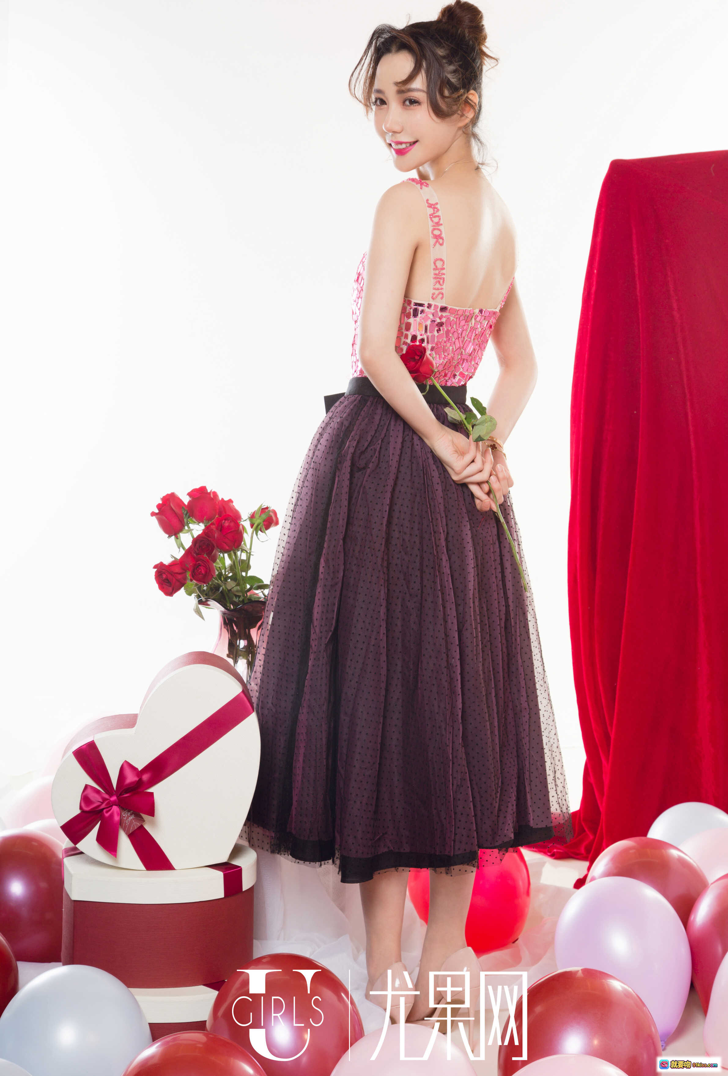 图片[10] - 尤果网可欣2019情人节写真｜红白格子露肩上衣+高腰短裤｜粉色购物车心形礼盒｜甜美卷发少女风写真 - 就要吻