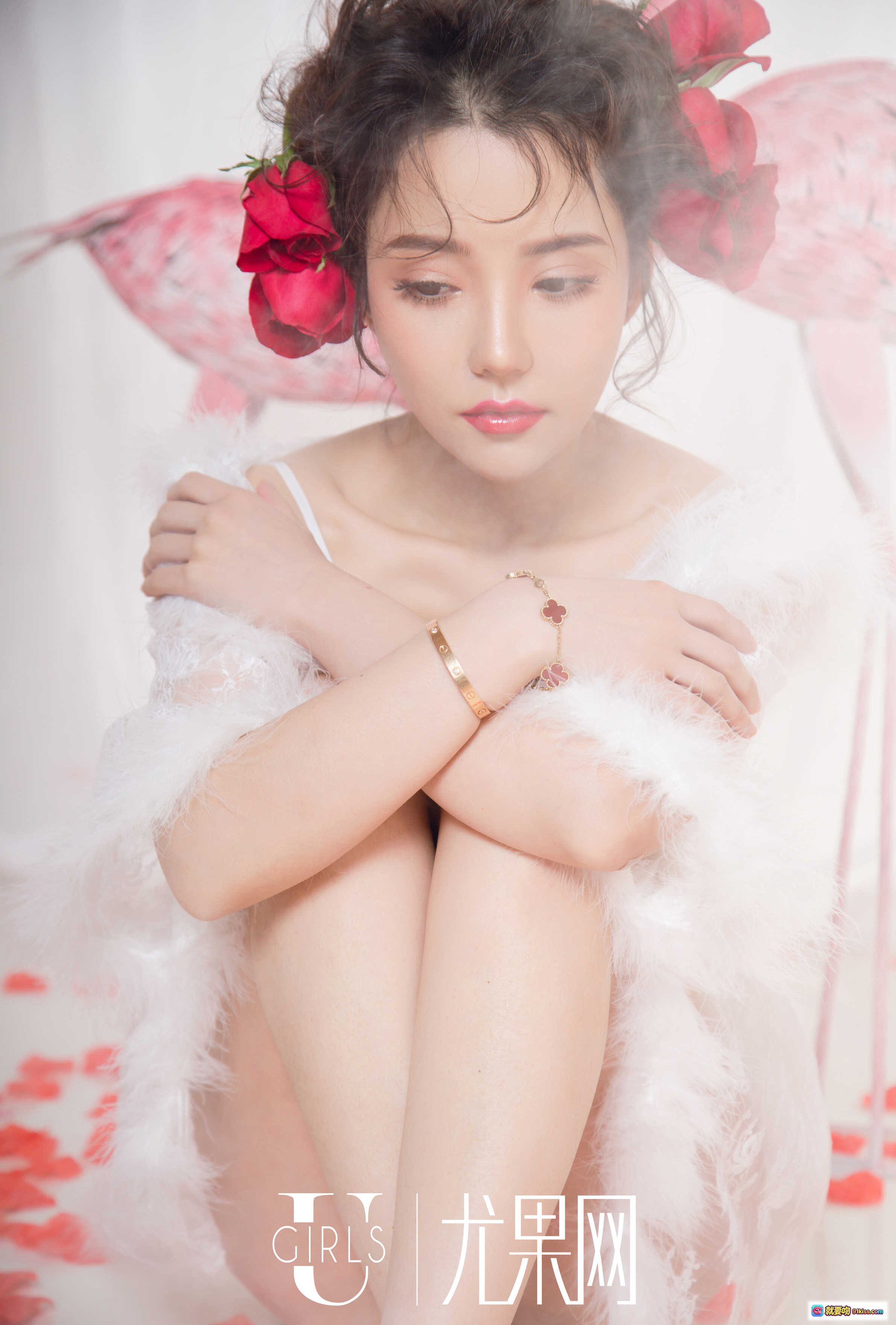 图片[4] - 尤果网可欣2019情人节写真｜红白格子露肩上衣+高腰短裤｜粉色购物车心形礼盒｜甜美卷发少女风写真 - 就要吻