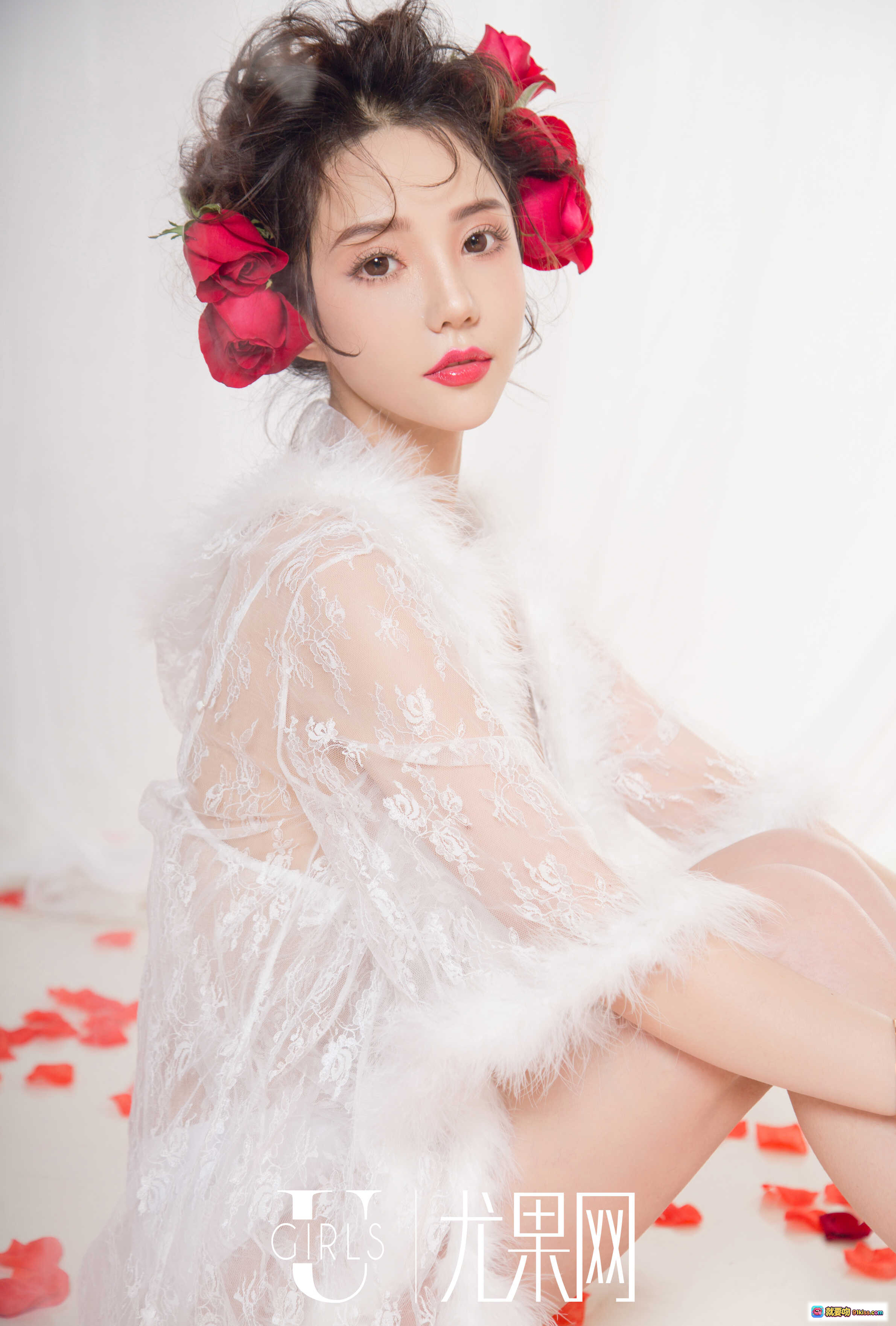 图片[2] - 尤果网可欣2019情人节写真｜红白格子露肩上衣+高腰短裤｜粉色购物车心形礼盒｜甜美卷发少女风写真 - 就要吻