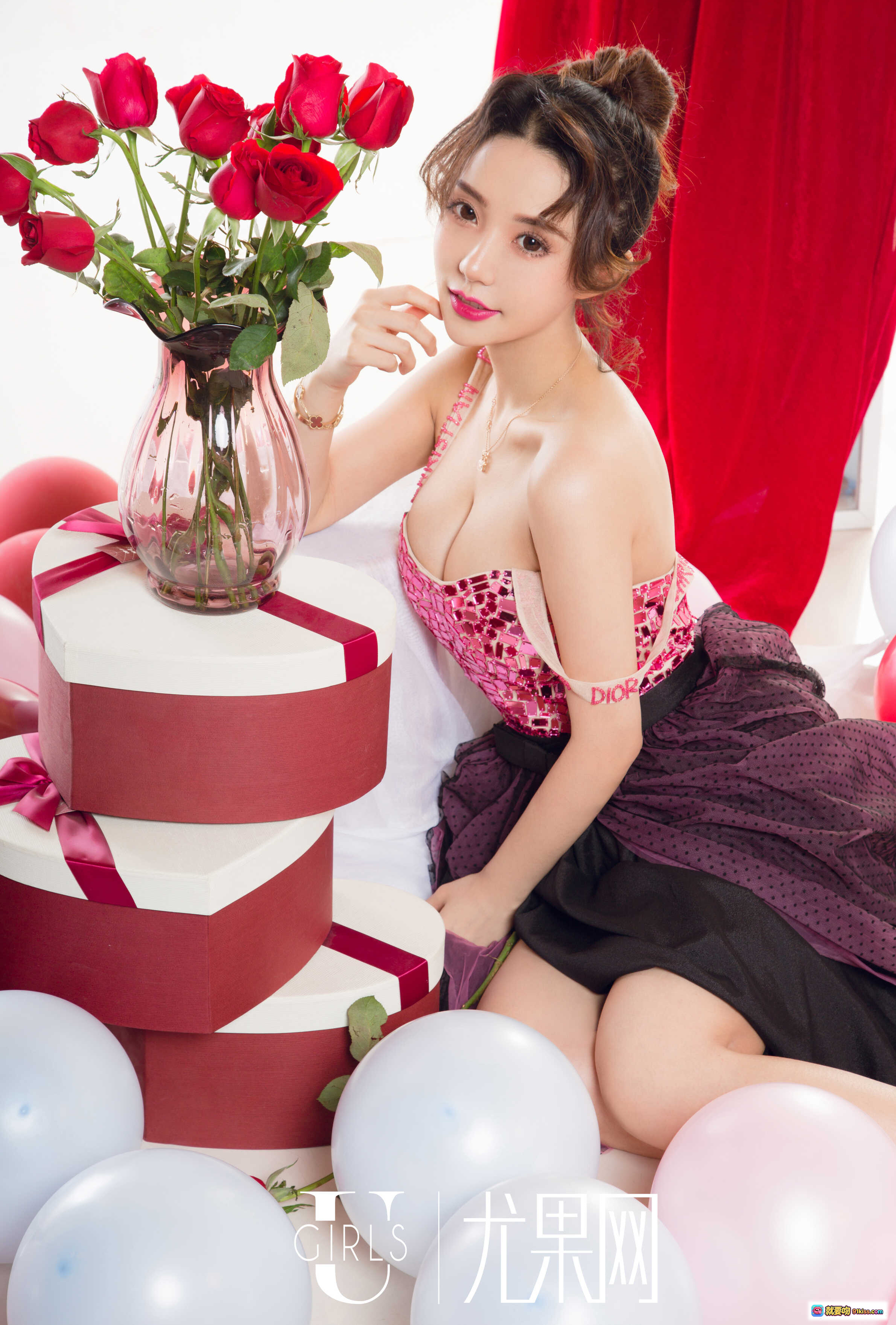 图片[5] - 尤果网可欣2019情人节写真｜红白格子露肩上衣+高腰短裤｜粉色购物车心形礼盒｜甜美卷发少女风写真 - 就要吻