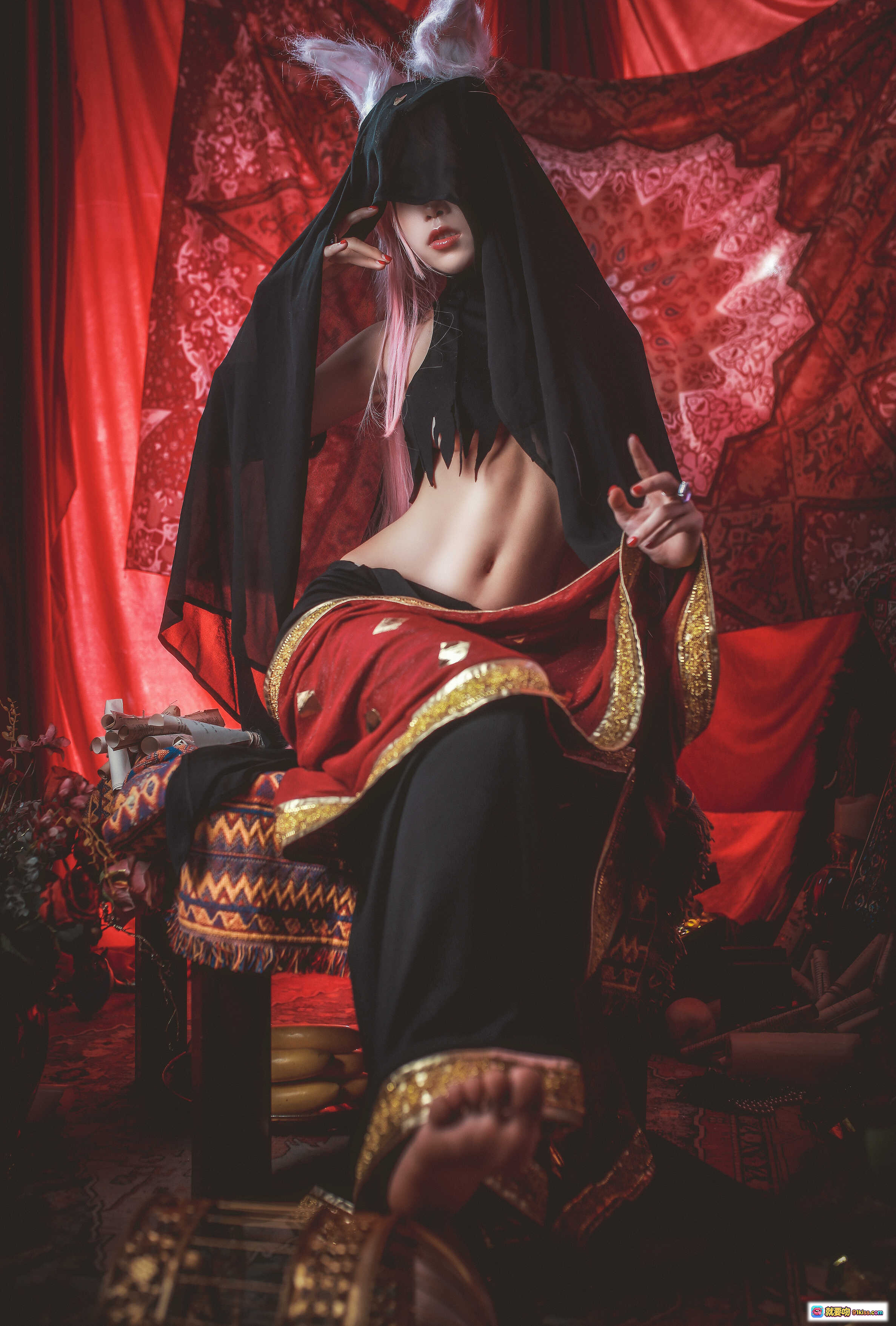 图片[10] - 水淼NO.015玉藻前柯杨斯卡娅Cosplay写真｜粉发异域风｜红金华丽服饰｜神秘氛围布景｜12P高清图集 - 就要吻