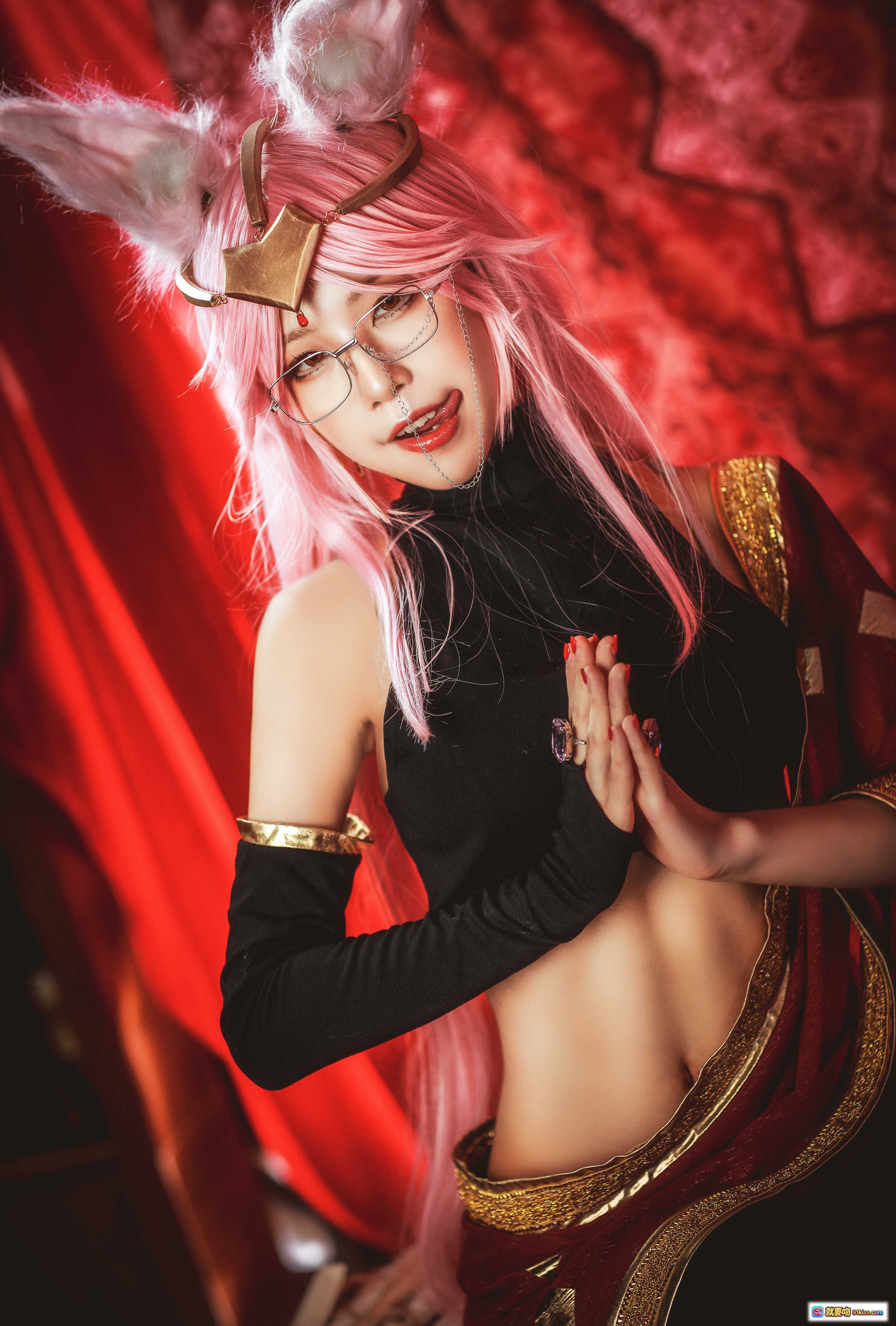图片[8] - 水淼NO.015玉藻前柯杨斯卡娅Cosplay写真｜粉发异域风｜红金华丽服饰｜神秘氛围布景｜12P高清图集 - 就要吻