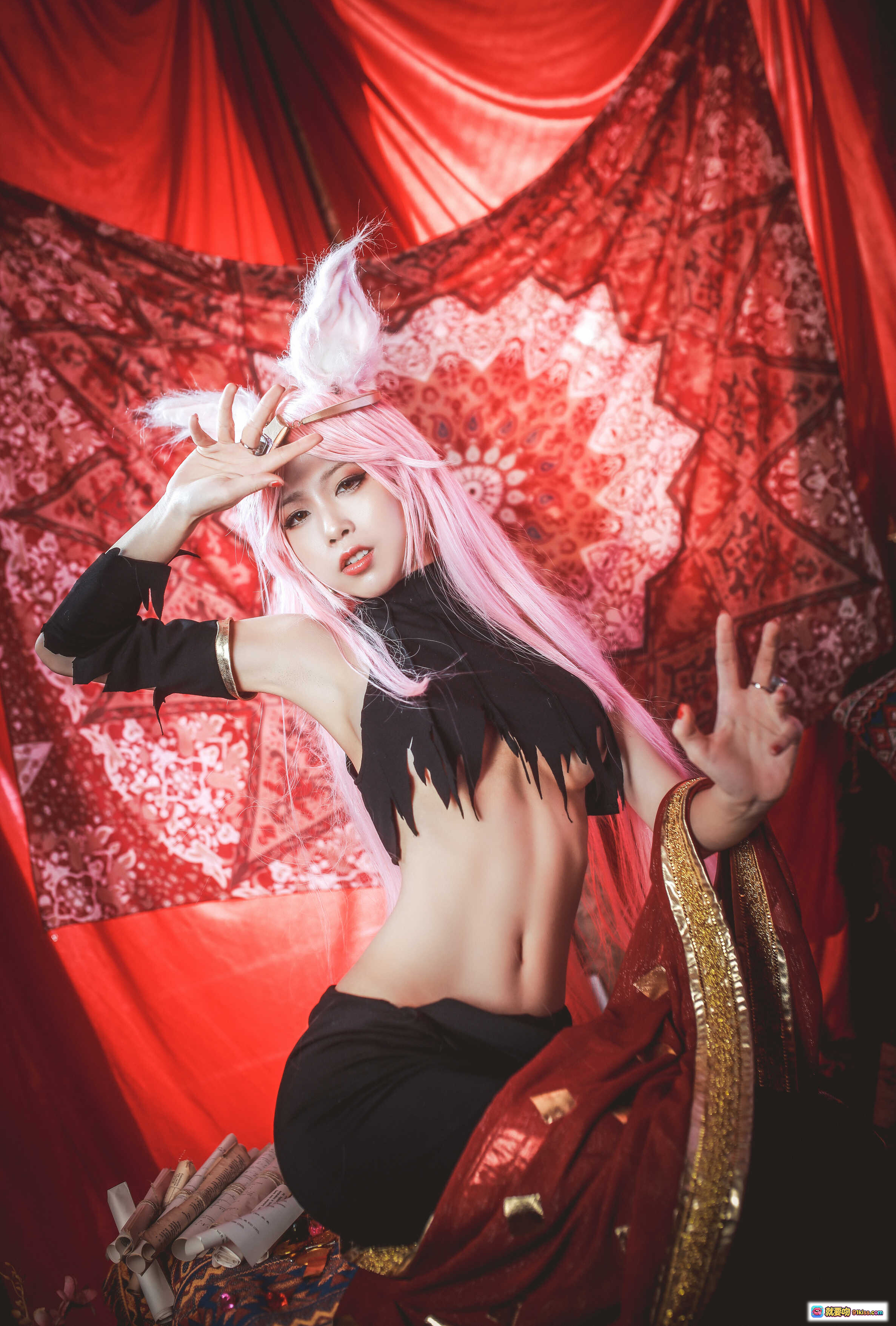 图片[2] - 水淼NO.015玉藻前柯杨斯卡娅Cosplay写真｜粉发异域风｜红金华丽服饰｜神秘氛围布景｜12P高清图集 - 就要吻
