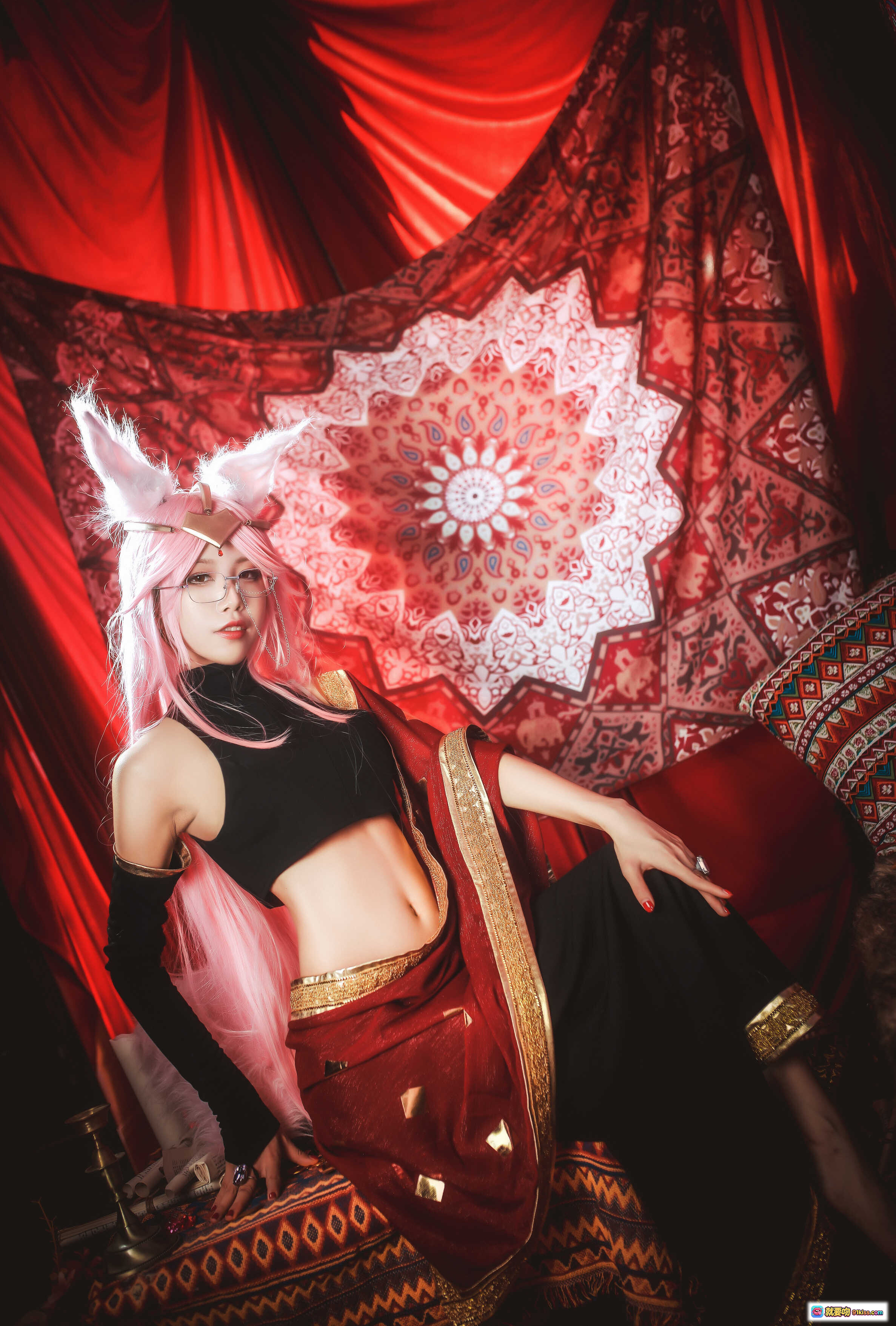 图片[7] - 水淼NO.015玉藻前柯杨斯卡娅Cosplay写真｜粉发异域风｜红金华丽服饰｜神秘氛围布景｜12P高清图集 - 就要吻