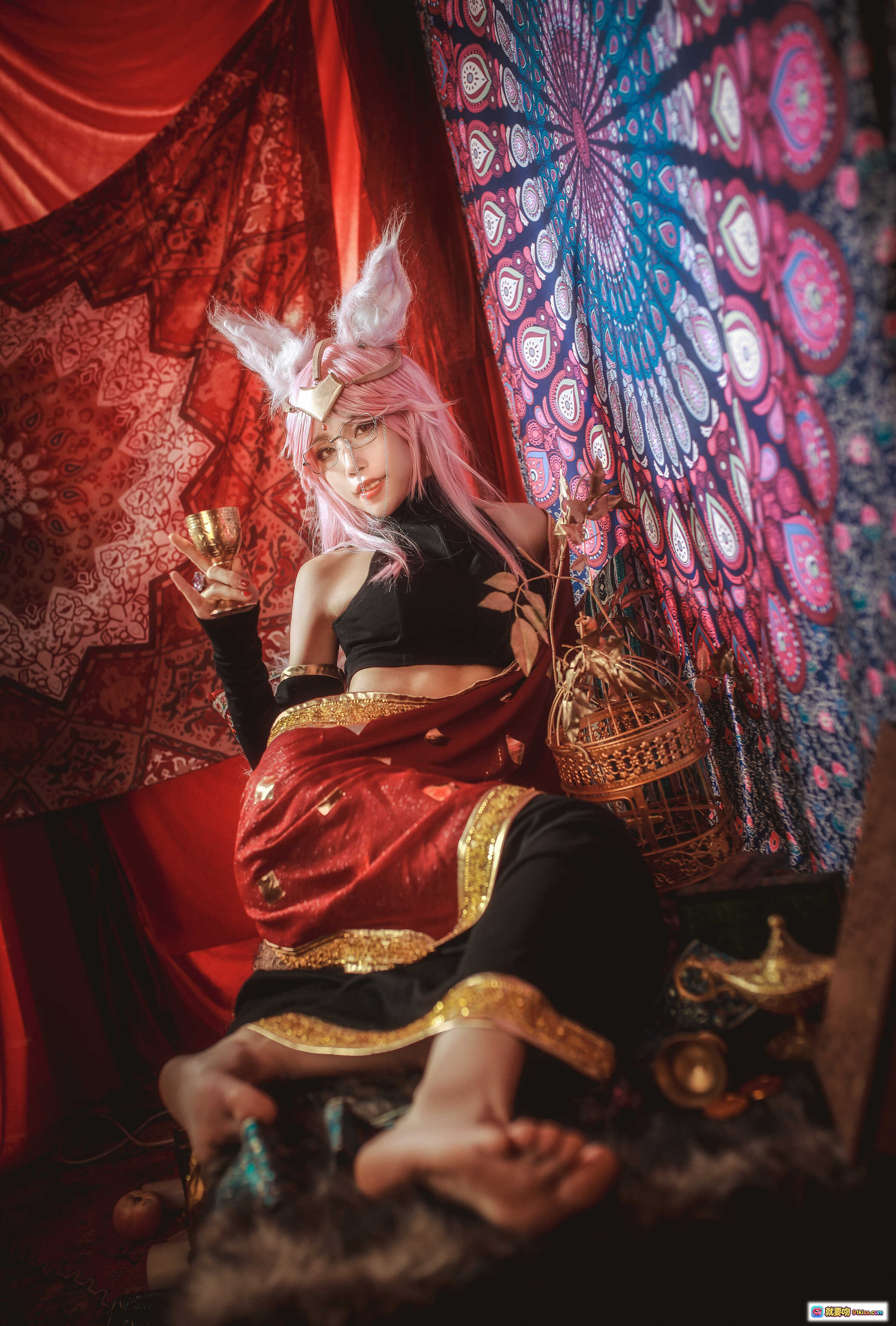 图片[6] - 水淼NO.015玉藻前柯杨斯卡娅Cosplay写真｜粉发异域风｜红金华丽服饰｜神秘氛围布景｜12P高清图集 - 就要吻