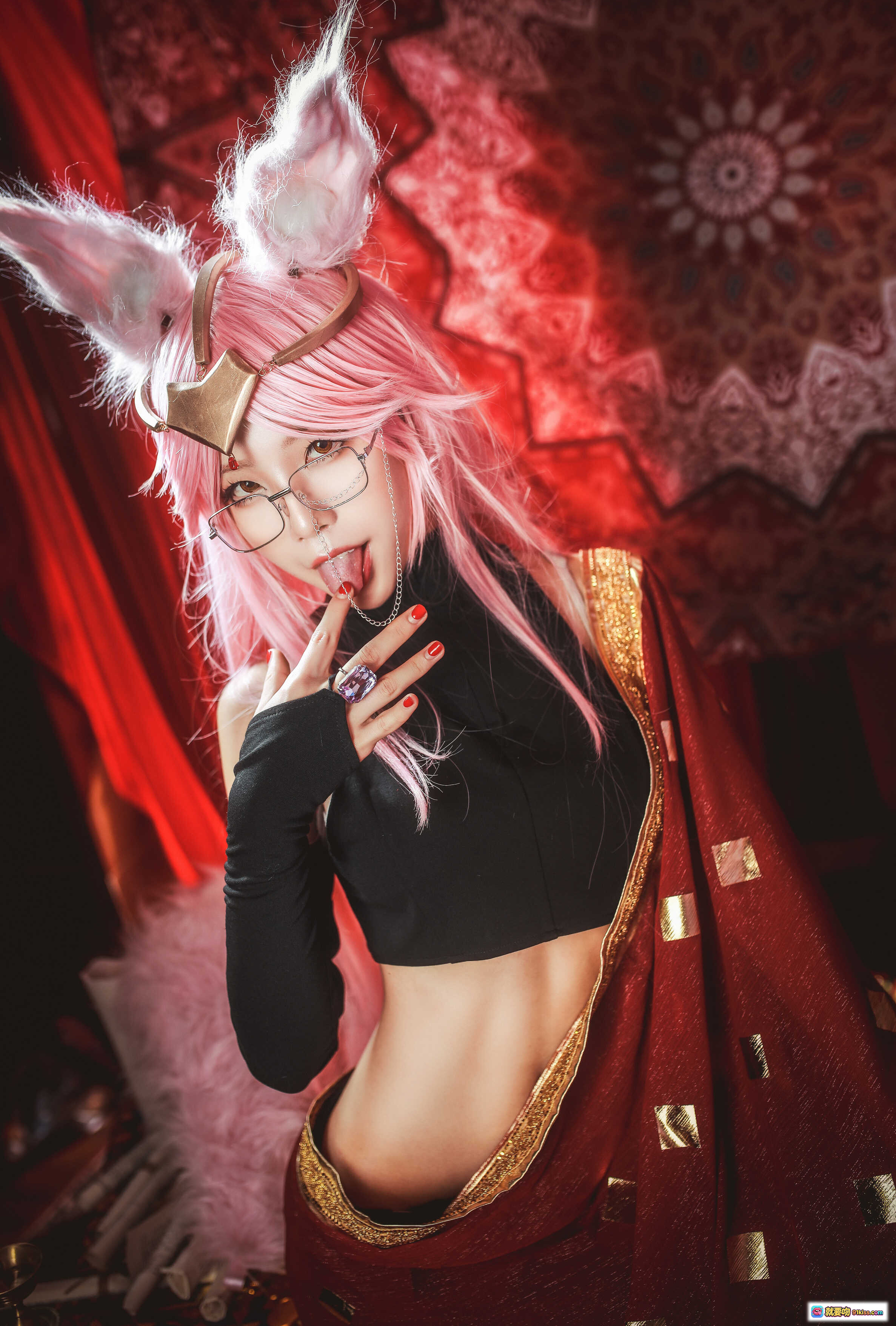 图片[3] - 水淼NO.015玉藻前柯杨斯卡娅Cosplay写真｜粉发异域风｜红金华丽服饰｜神秘氛围布景｜12P高清图集 - 就要吻