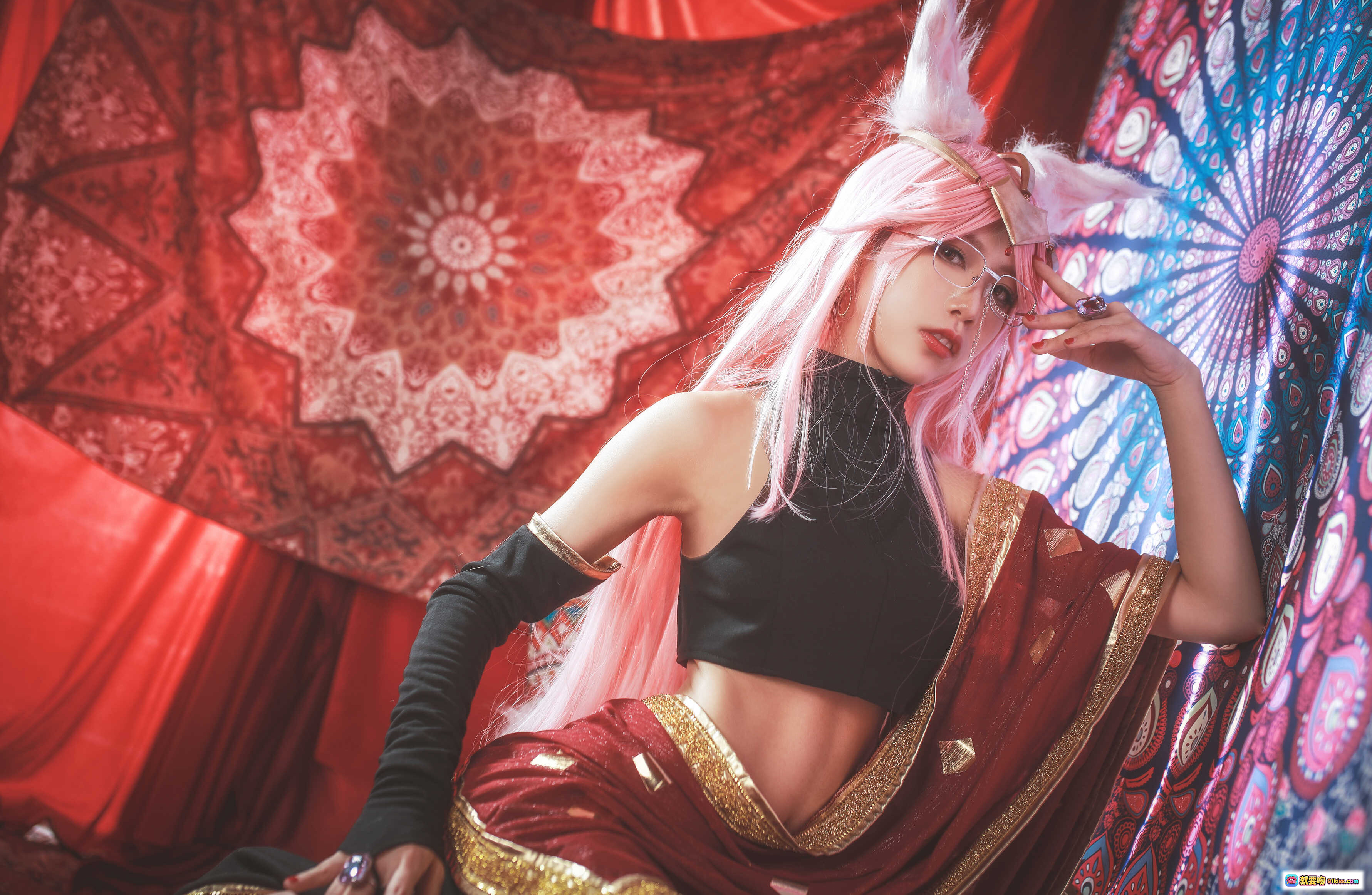 图片[9] - 水淼NO.015玉藻前柯杨斯卡娅Cosplay写真｜粉发异域风｜红金华丽服饰｜神秘氛围布景｜12P高清图集 - 就要吻