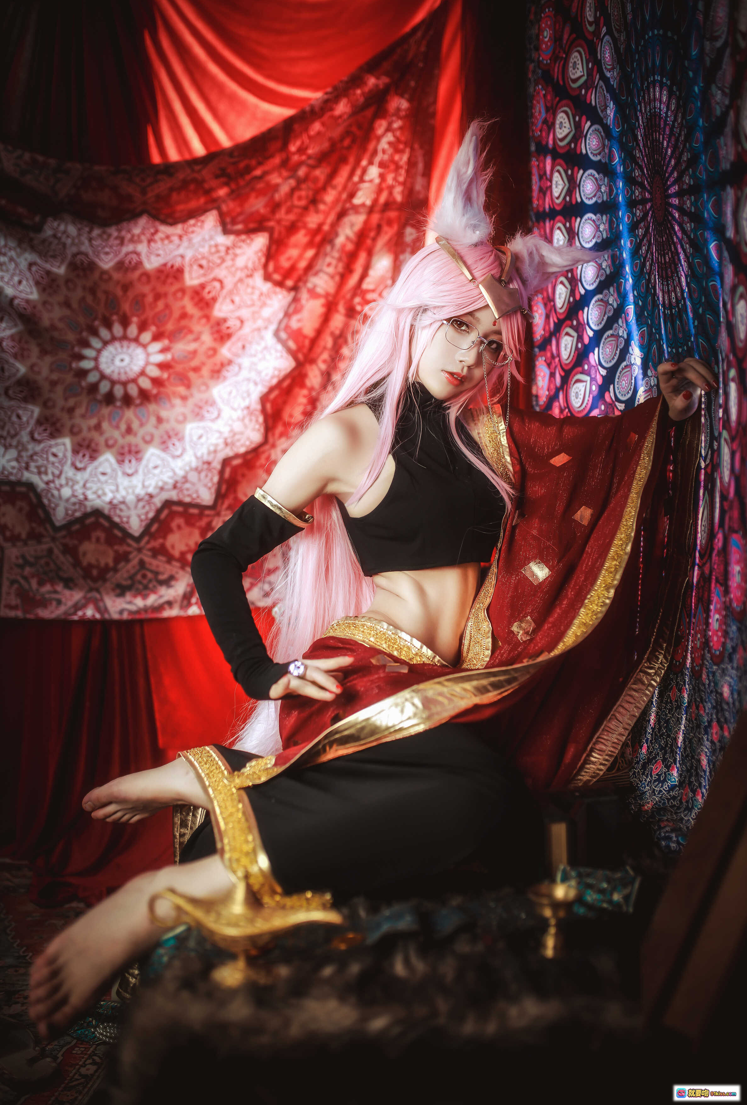 水淼NO.015玉藻前柯杨斯卡娅Cosplay写真｜粉发异域风｜红金华丽服饰｜神秘氛围布景｜12P高清图集 - 就要吻