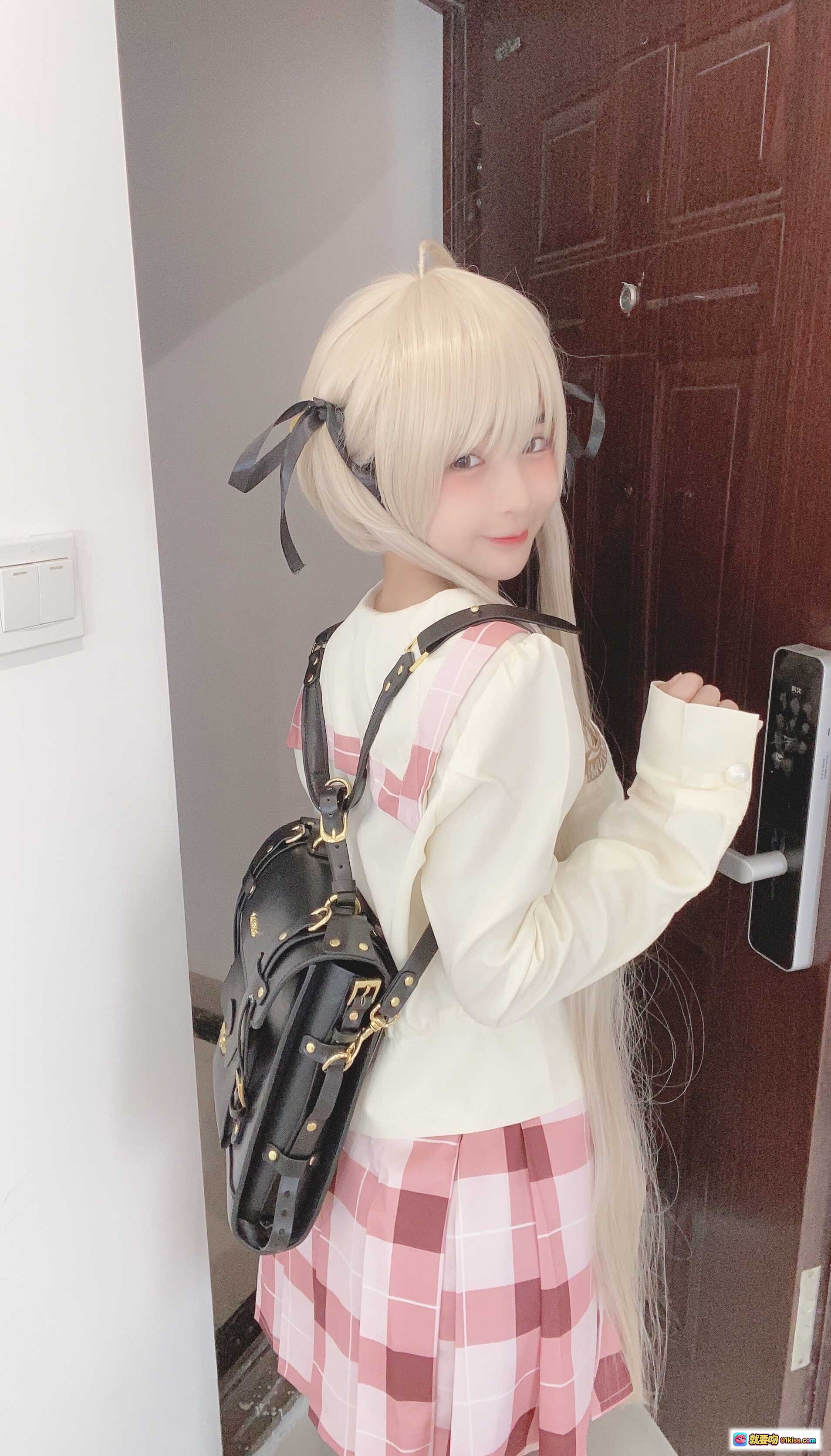 桜井宁宁NO.035穹妹cosplay 白发双马尾粉格裙少女风 甜美日系穿搭 黑色铆钉背包 室内门边回眸写真 - 就要吻
