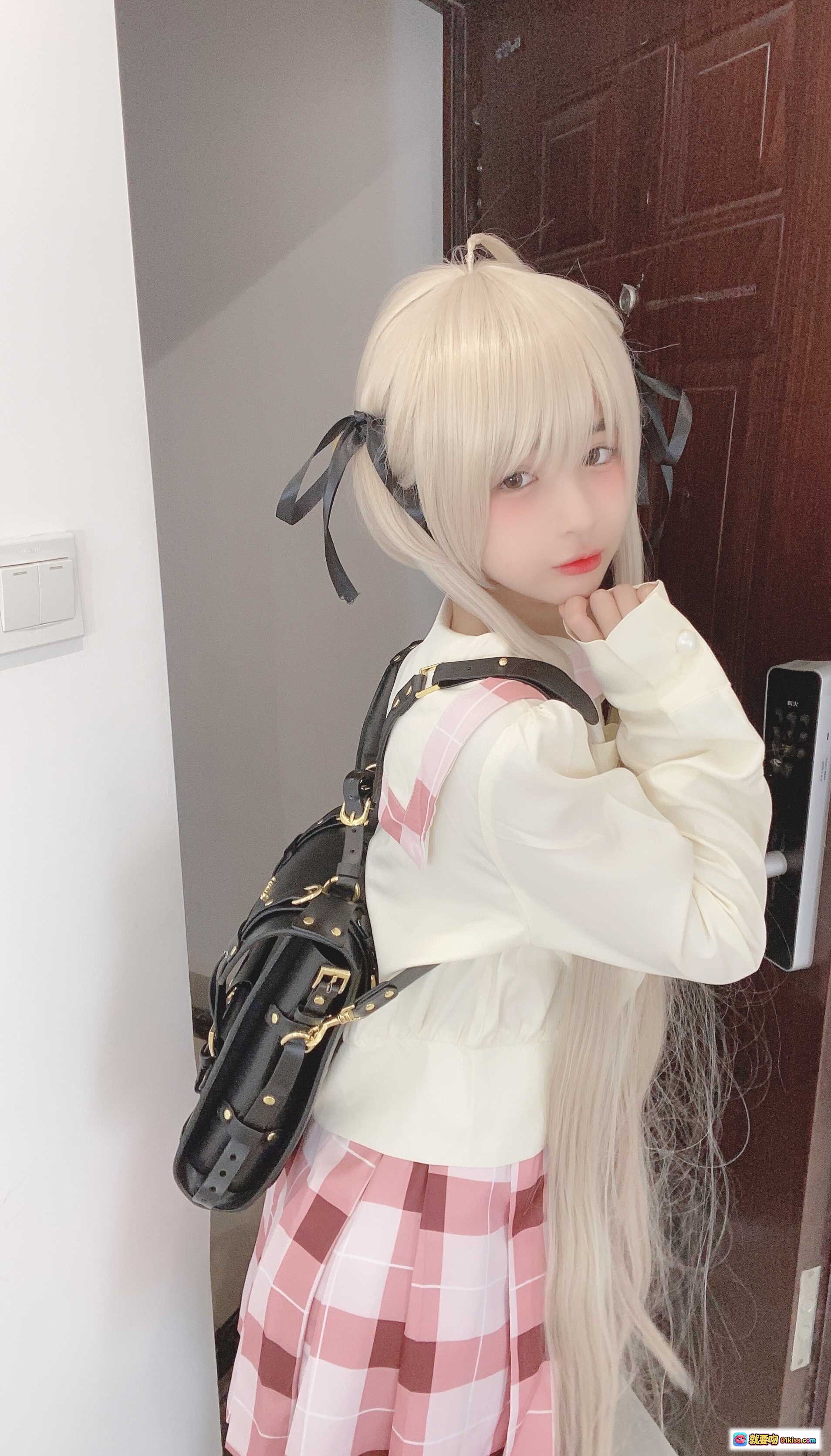 图片[4] - 桜井宁宁NO.035穹妹cosplay 白发双马尾粉格裙少女风 甜美日系穿搭 黑色铆钉背包 室内门边回眸写真 - 就要吻