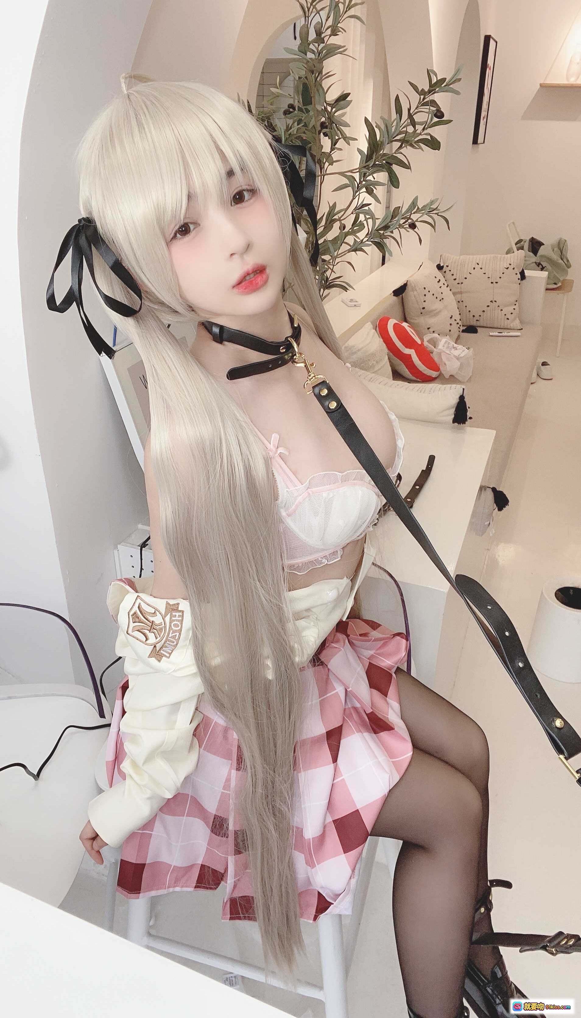 图片[3] - 桜井宁宁NO.035穹妹cosplay 白发双马尾粉格裙少女风 甜美日系穿搭 黑色铆钉背包 室内门边回眸写真 - 就要吻