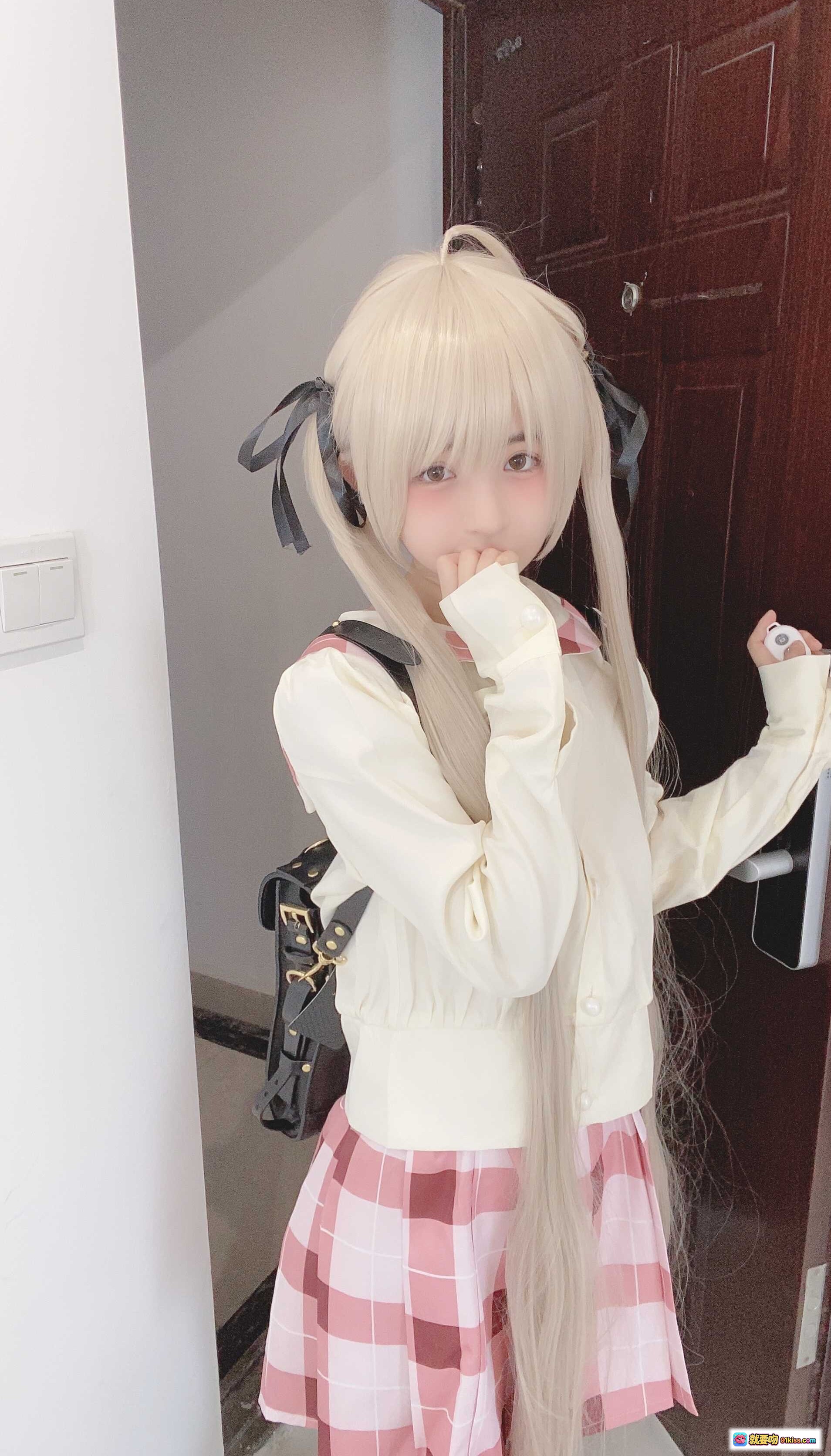 图片[8] - 桜井宁宁NO.035穹妹cosplay 白发双马尾粉格裙少女风 甜美日系穿搭 黑色铆钉背包 室内门边回眸写真 - 就要吻