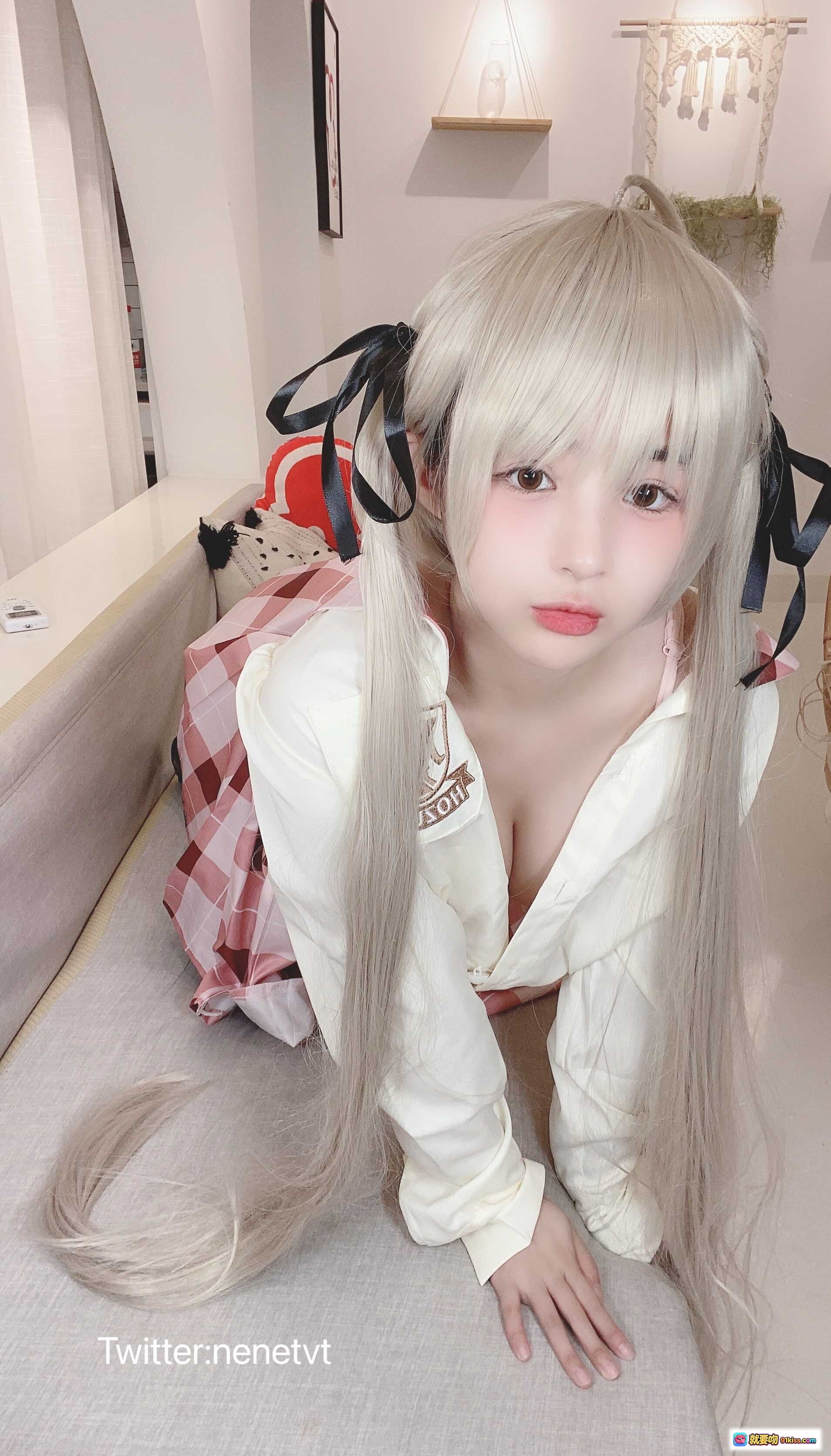 图片[2] - 桜井宁宁NO.035穹妹cosplay 白发双马尾粉格裙少女风 甜美日系穿搭 黑色铆钉背包 室内门边回眸写真 - 就要吻