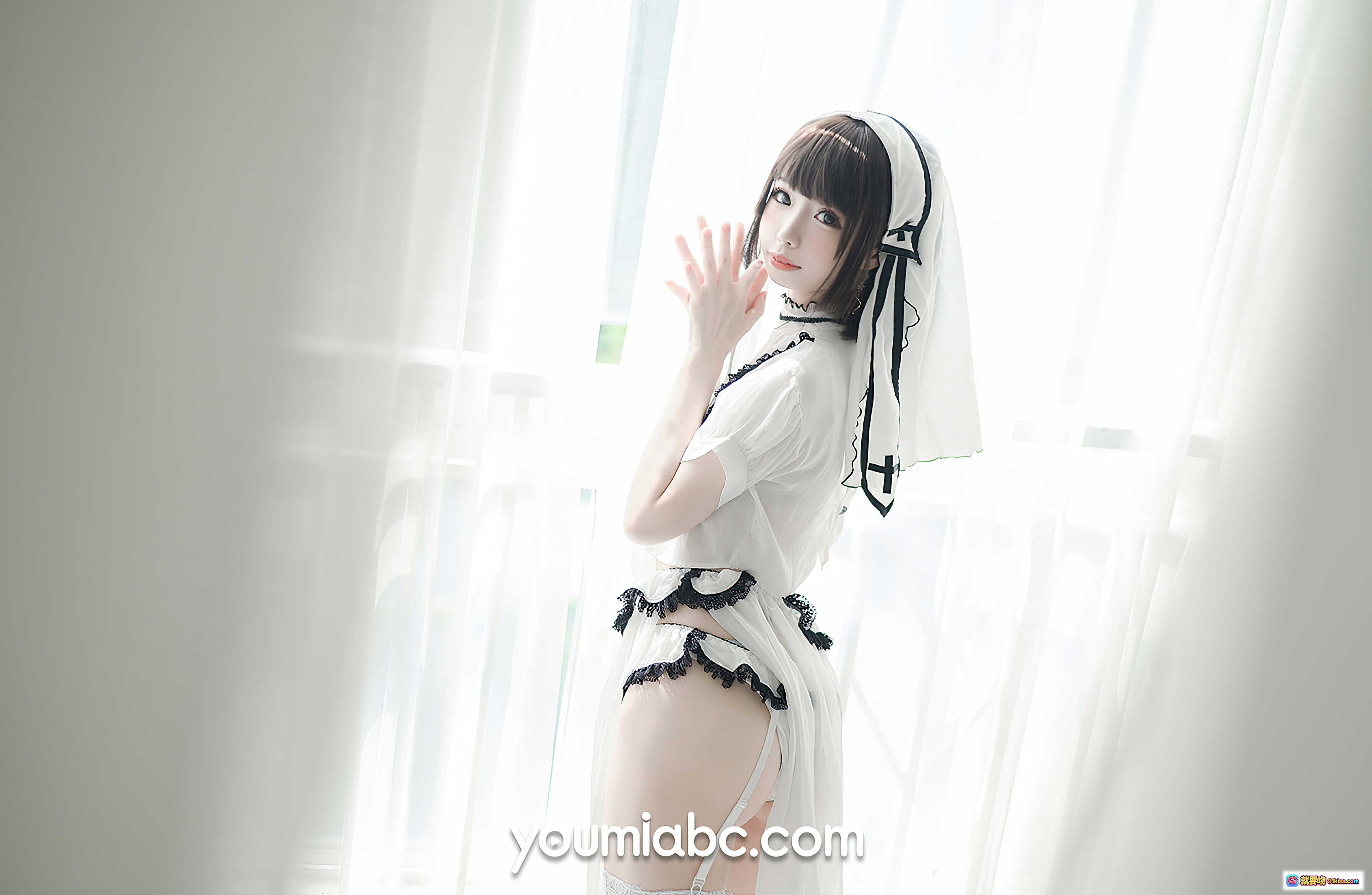 图片[2] - 圣洁修女cos甜椒妙妙mio 白色蕾丝黑边十字架 甜美少女写真 优雅坐姿室内光影 YouMi尤蜜2020.11.10 - 就要吻