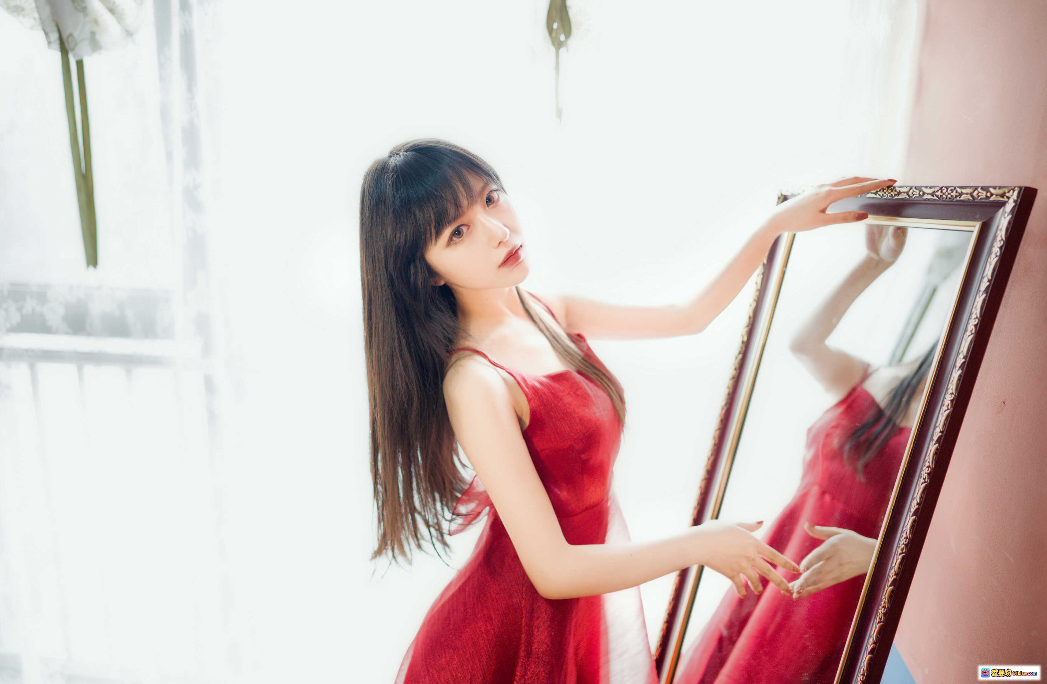 图片[2] - Shika小鹿鹿NO.043 Rose 红裙少女窗边写真 8P高清美图 优雅温柔氛围感私房照 - 就要吻