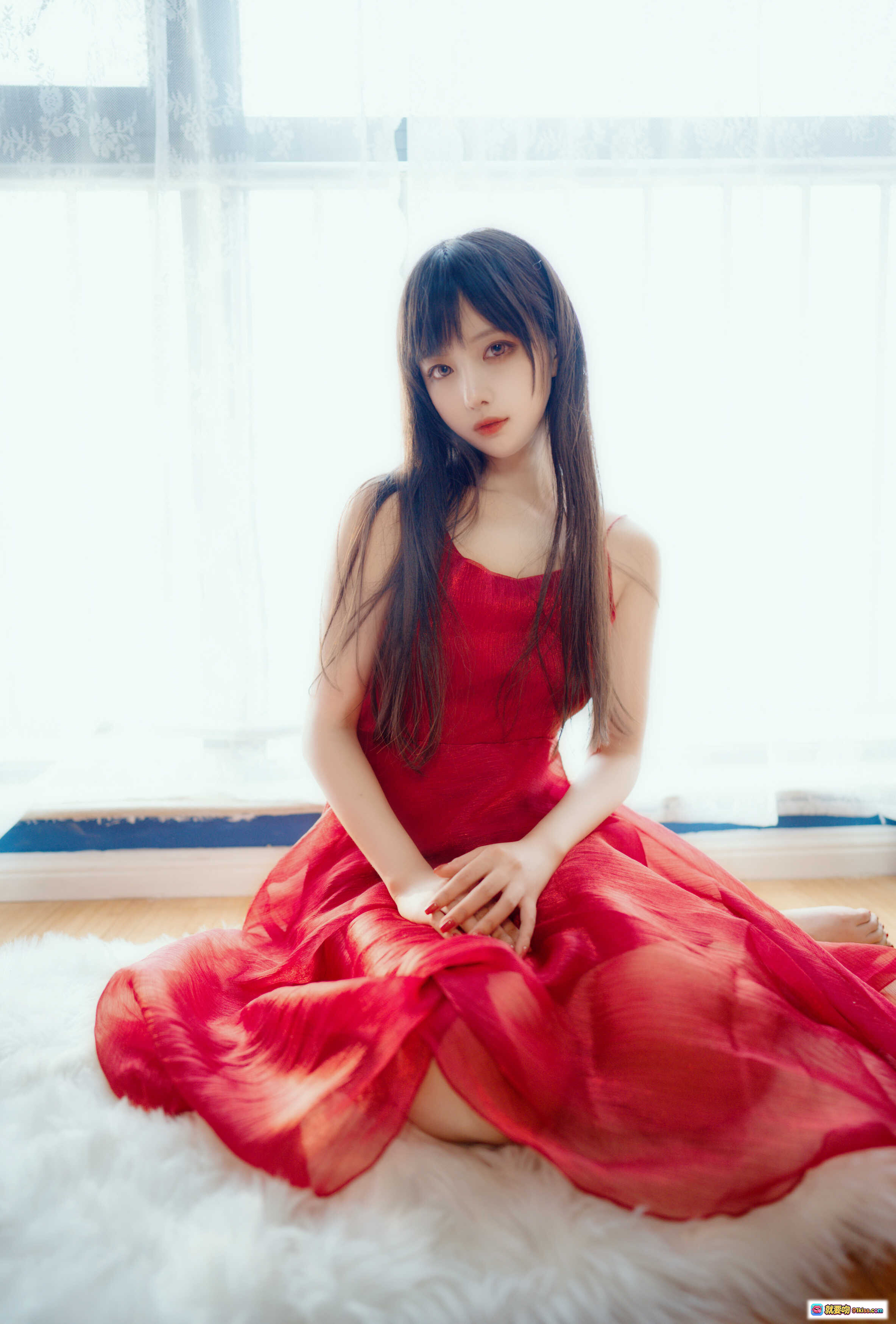 图片[1] - Shika小鹿鹿NO.043 Rose 红裙少女窗边写真 8P高清美图 优雅温柔氛围感私房照 - 就要吻