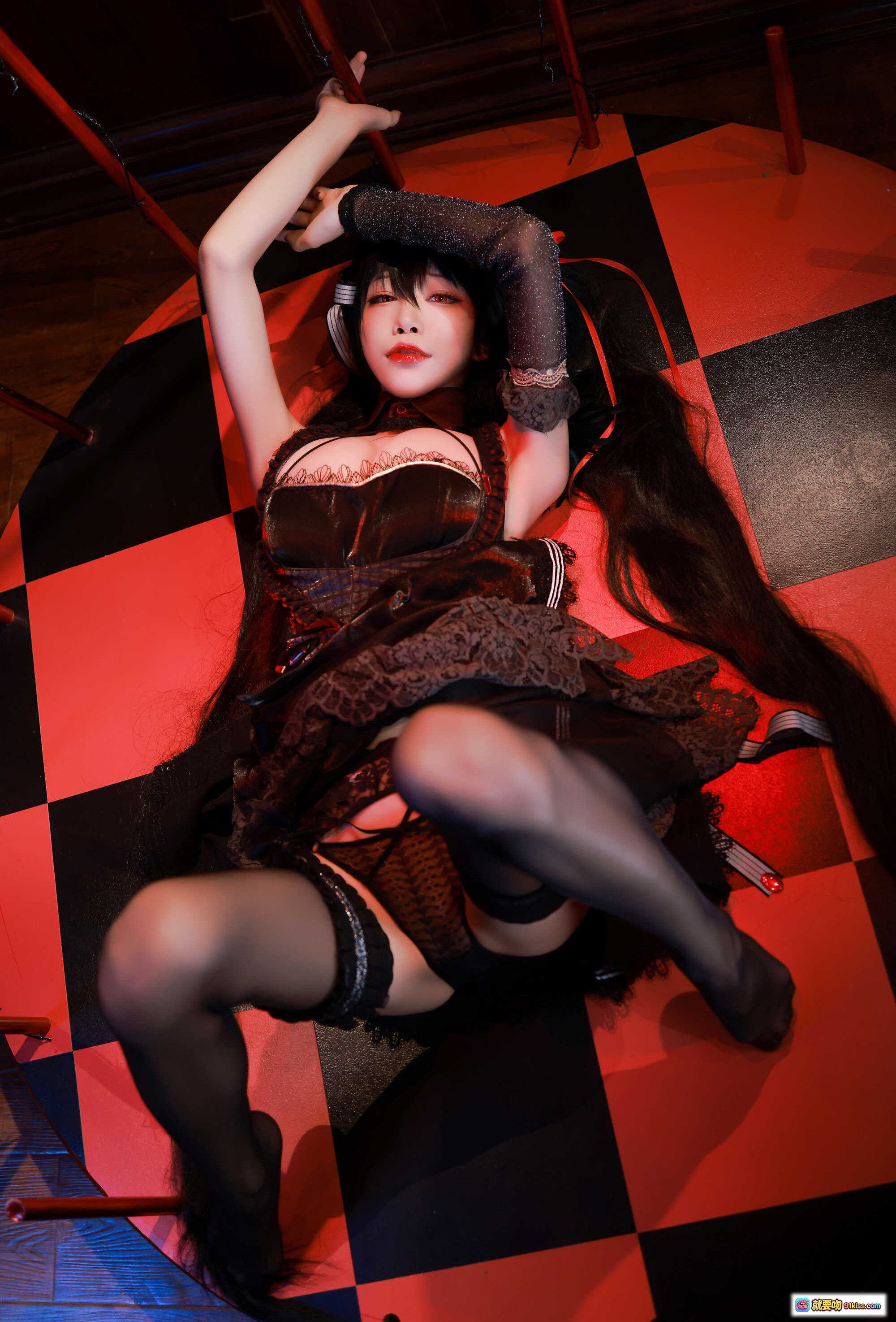 水淼NO.076大凤打歌服写真｜黑红格纹地板性感姿势｜蕾丝吊带黑丝美腿｜45P高清图集 - 就要吻