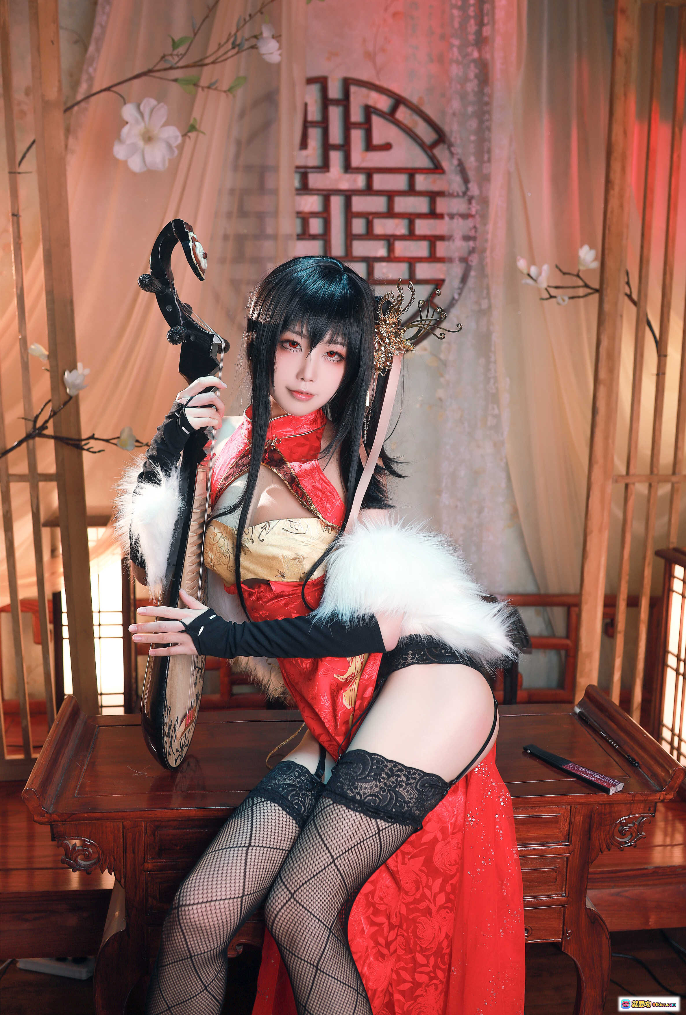 图片[4] - 水淼NO.029大凤新春旗袍COS写真 | 红金刺绣旗袍+白毛领+黑丝袜+古典发饰+古风室内场景 - 就要吻